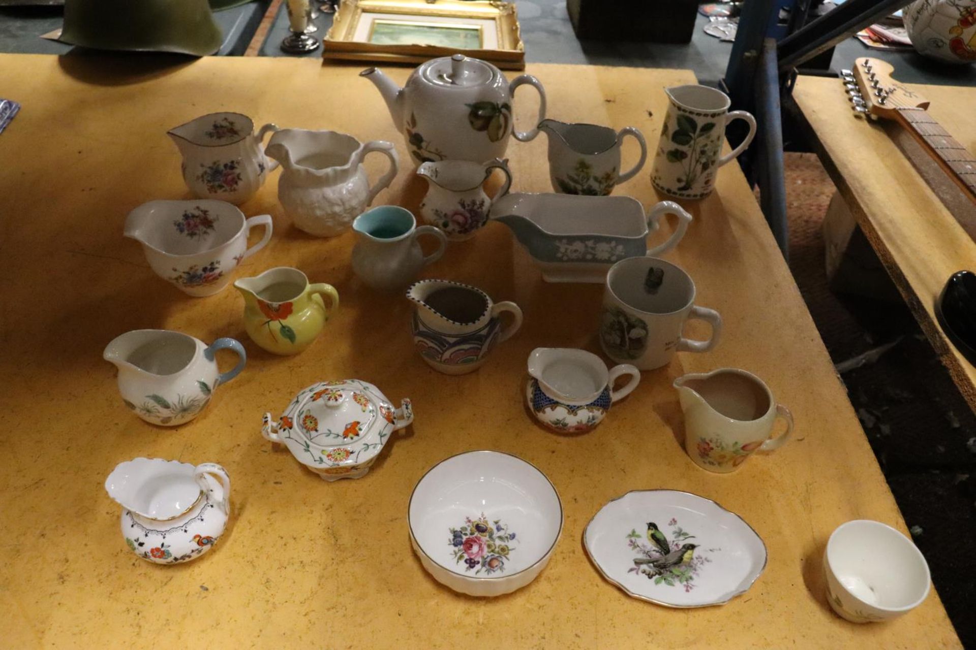 A LARGE COLLECTION OF CHINA AND CERAMIC JUGS TO INCLUDE ROYAL WORCESTER, SUSIE COOPER, AYNSLEY, - Image 5 of 6