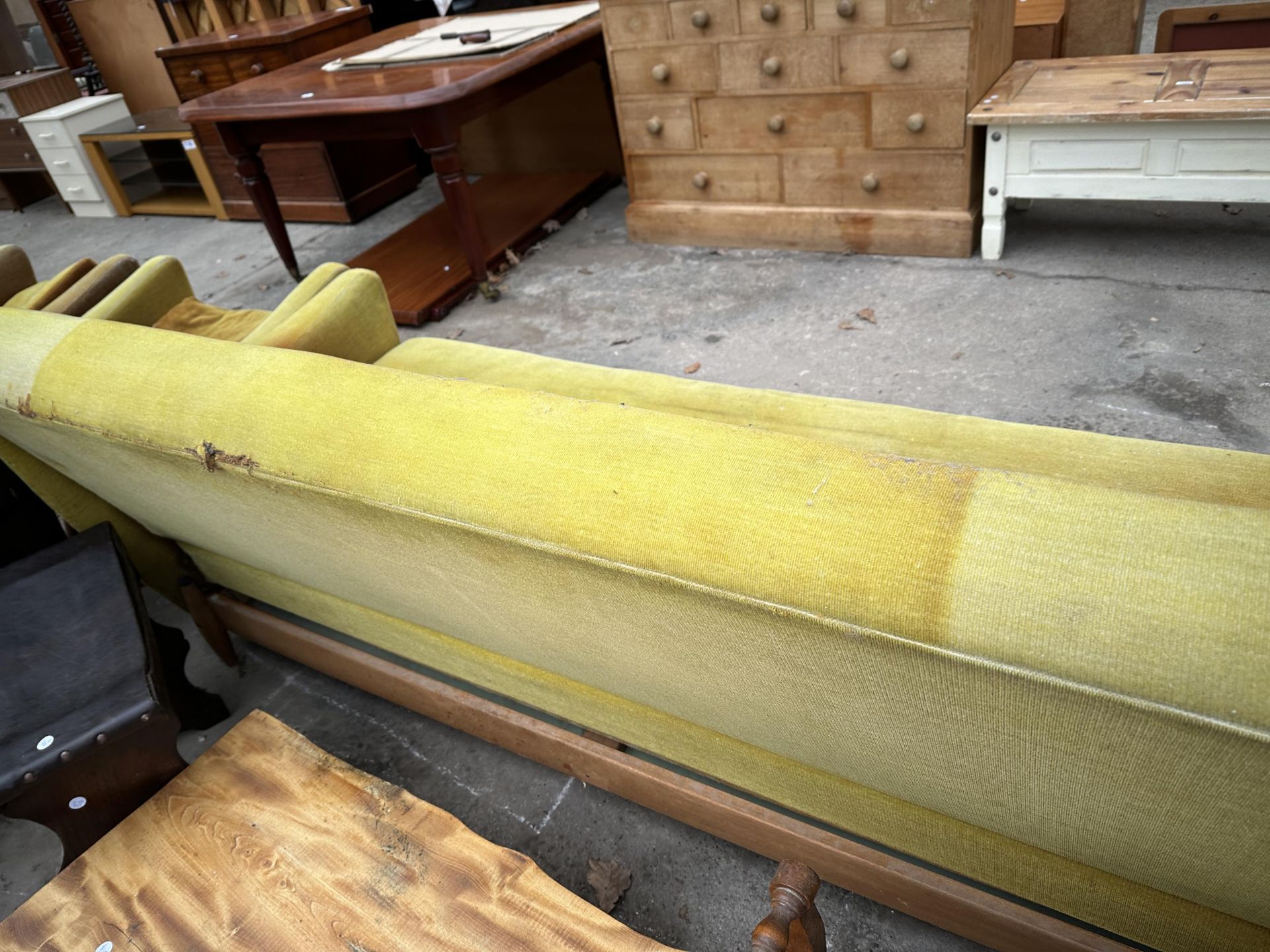 A RETRO DANISH BED SETTEE WITH SWEPT ARMS ON TAPERING LEGS WITH BUTTON BACK - Image 4 of 4