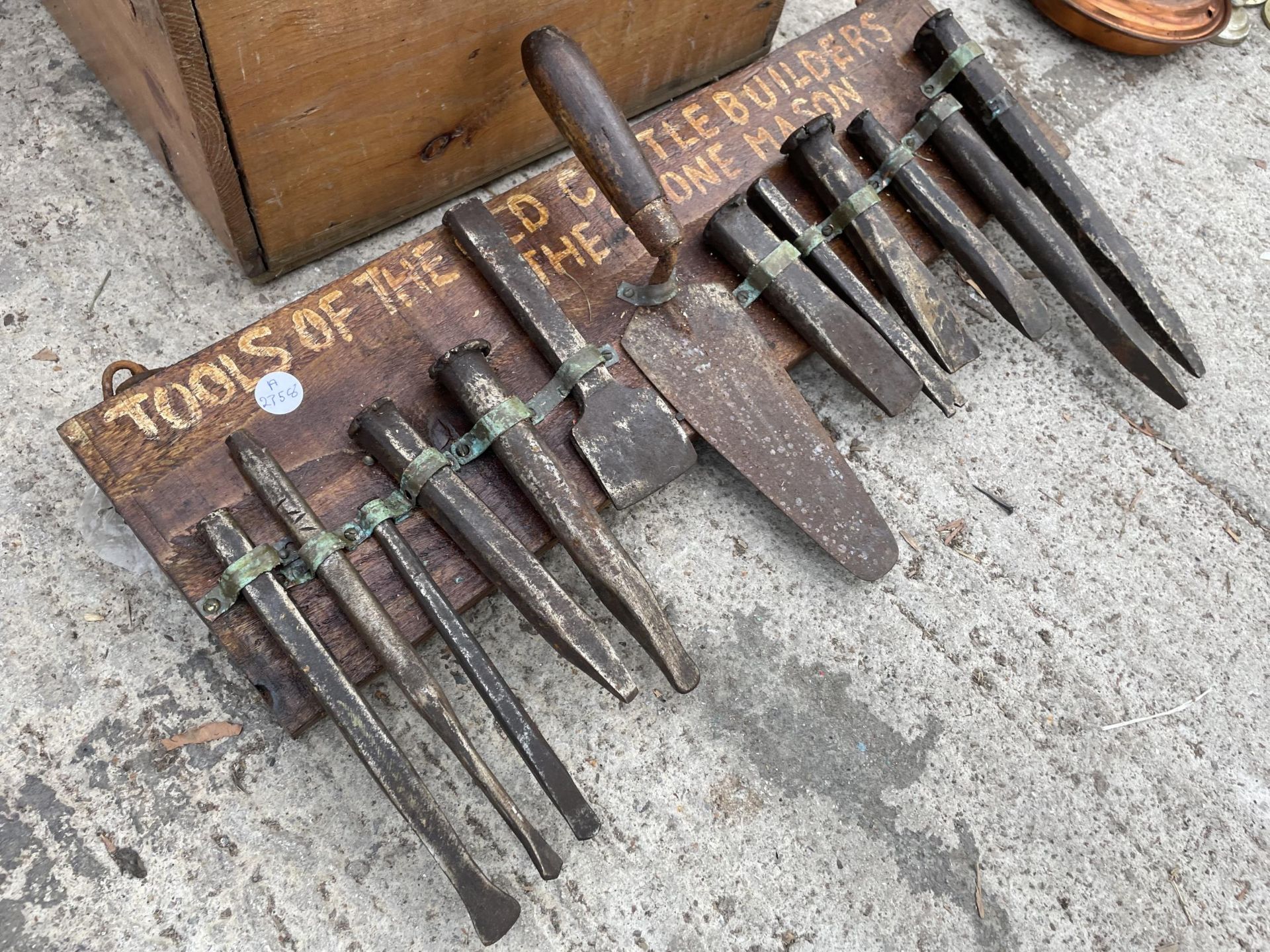 AN ASSORTMENT OF VINTAGE TOOLS TO INCLUDE PULLEY WHEELS, AND STONE MASONS CHISELS ETC - Image 2 of 4