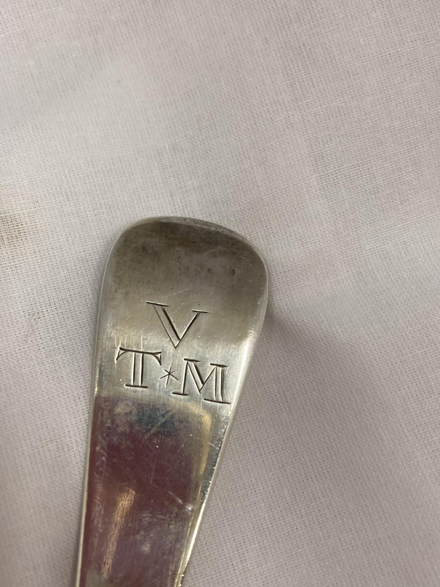 A HALLMARKED SILVER DELVING SPOON - 135 GRAMS - Image 4 of 5