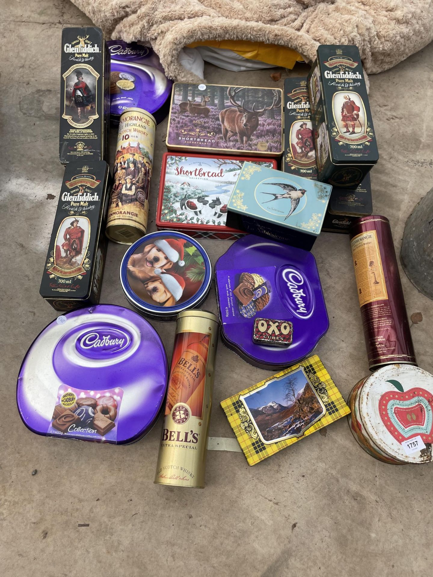 A LARGE COLLECTION OF VARIOUS VINTAGE TINS