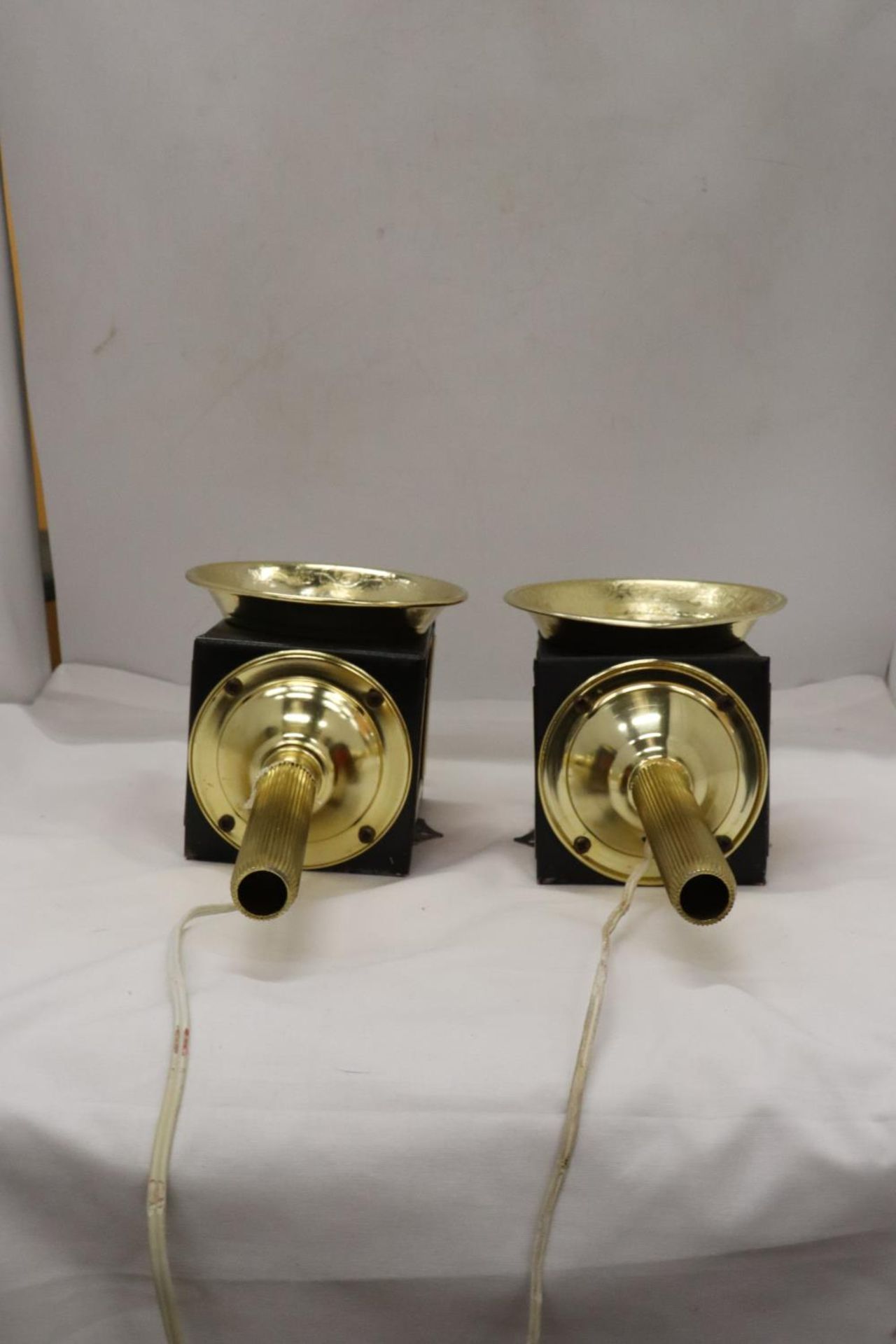 A PAIR OF MODERN ELECTRIC COACHING LAMPS - Image 2 of 7