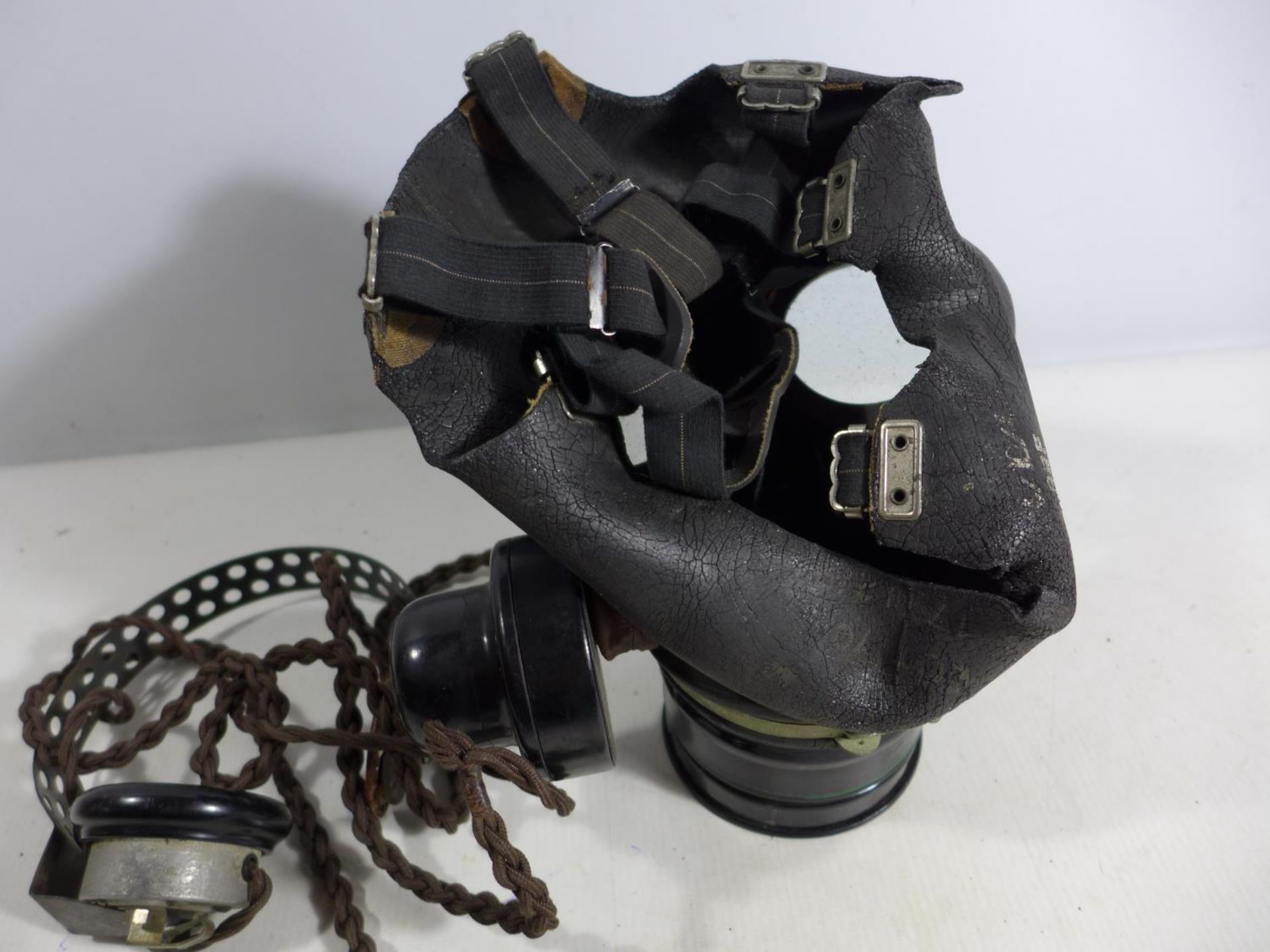 A RARE WORLD WAR II GAS MASK WITH INTEGRAL HEADSET AND MICROPHONE - Image 4 of 4