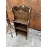 A MED 20TH CENTURY OAK OPEN BOOKCASE/ MAGAZINE STAND - 15" WIDE