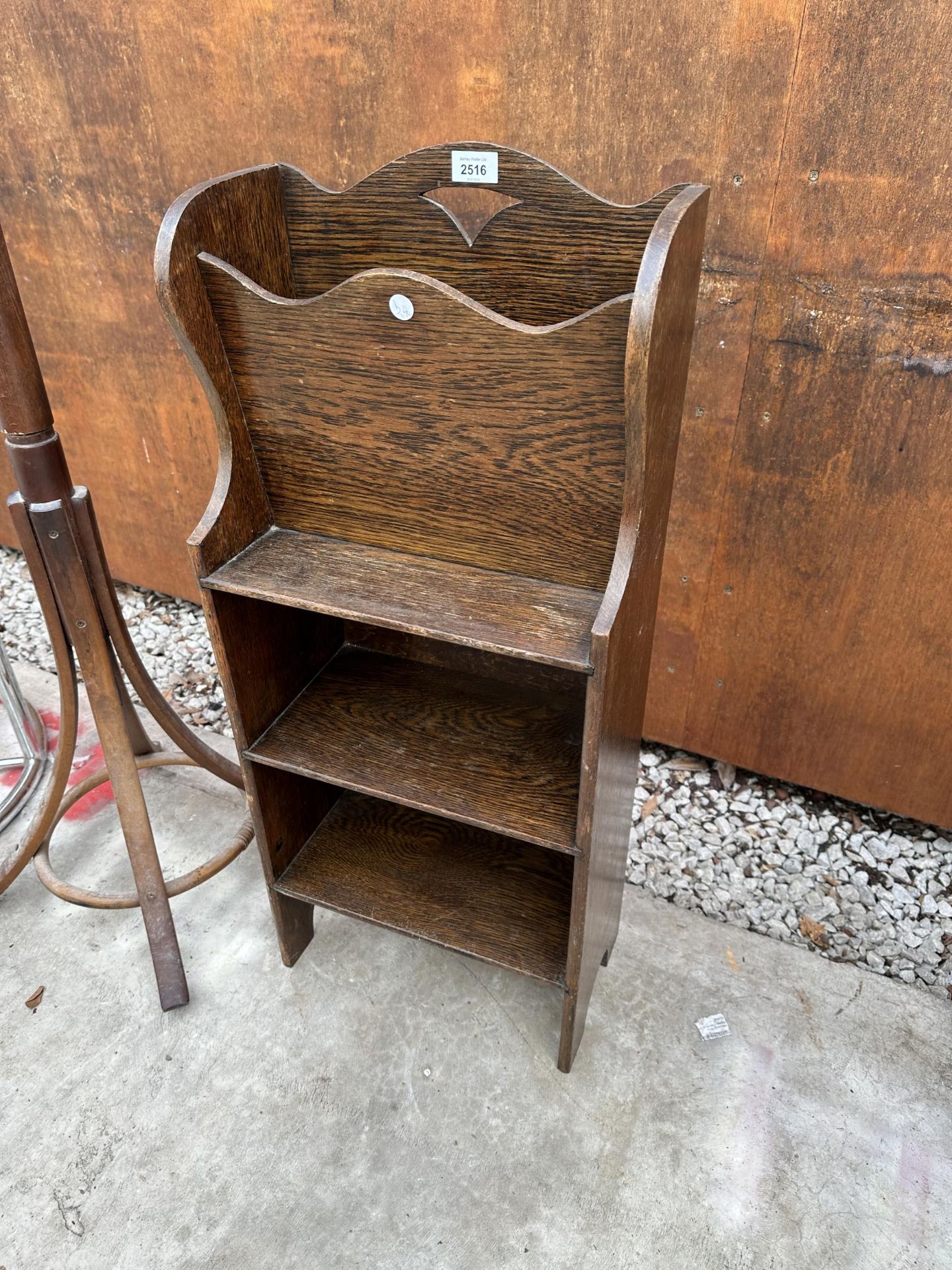 A MED 20TH CENTURY OAK OPEN BOOKCASE/ MAGAZINE STAND - 15" WIDE