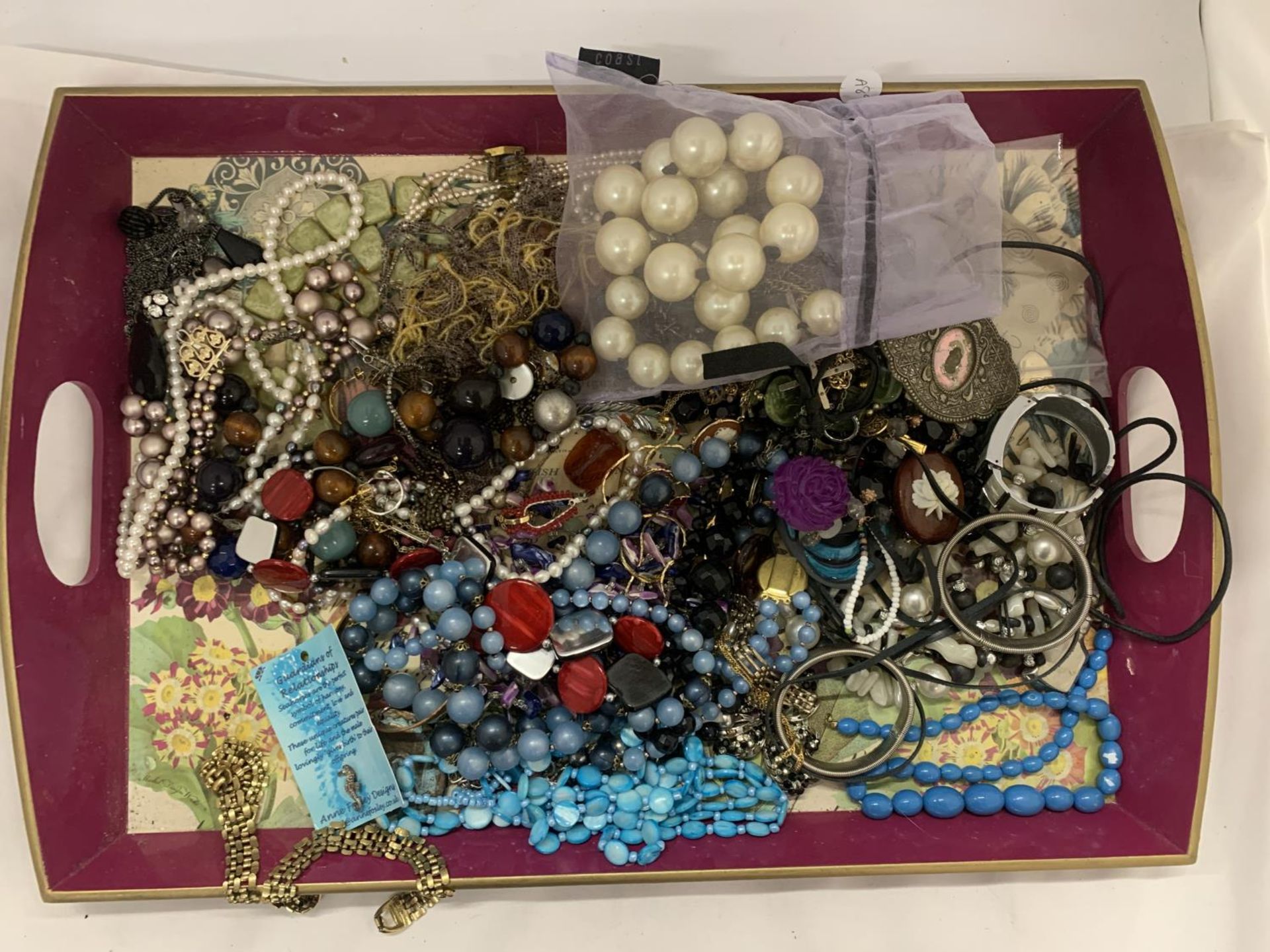 A QUANTITY OF COSTUME JEWELLERY TO INCLUDE NECKLACES, BRACELETS, EARRINGS, ETC ON A VINTAGE TRAY - Image 2 of 5