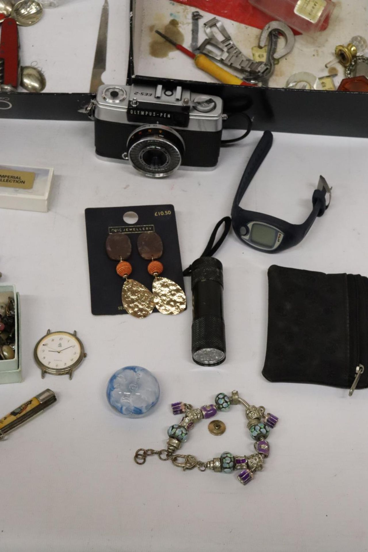 VARIOUS VINTAGE ITEMS TO INCLUDE COSTUME JEWELLERY, CAMERA, WATCHES, FLATWARE ETC - Bild 7 aus 7