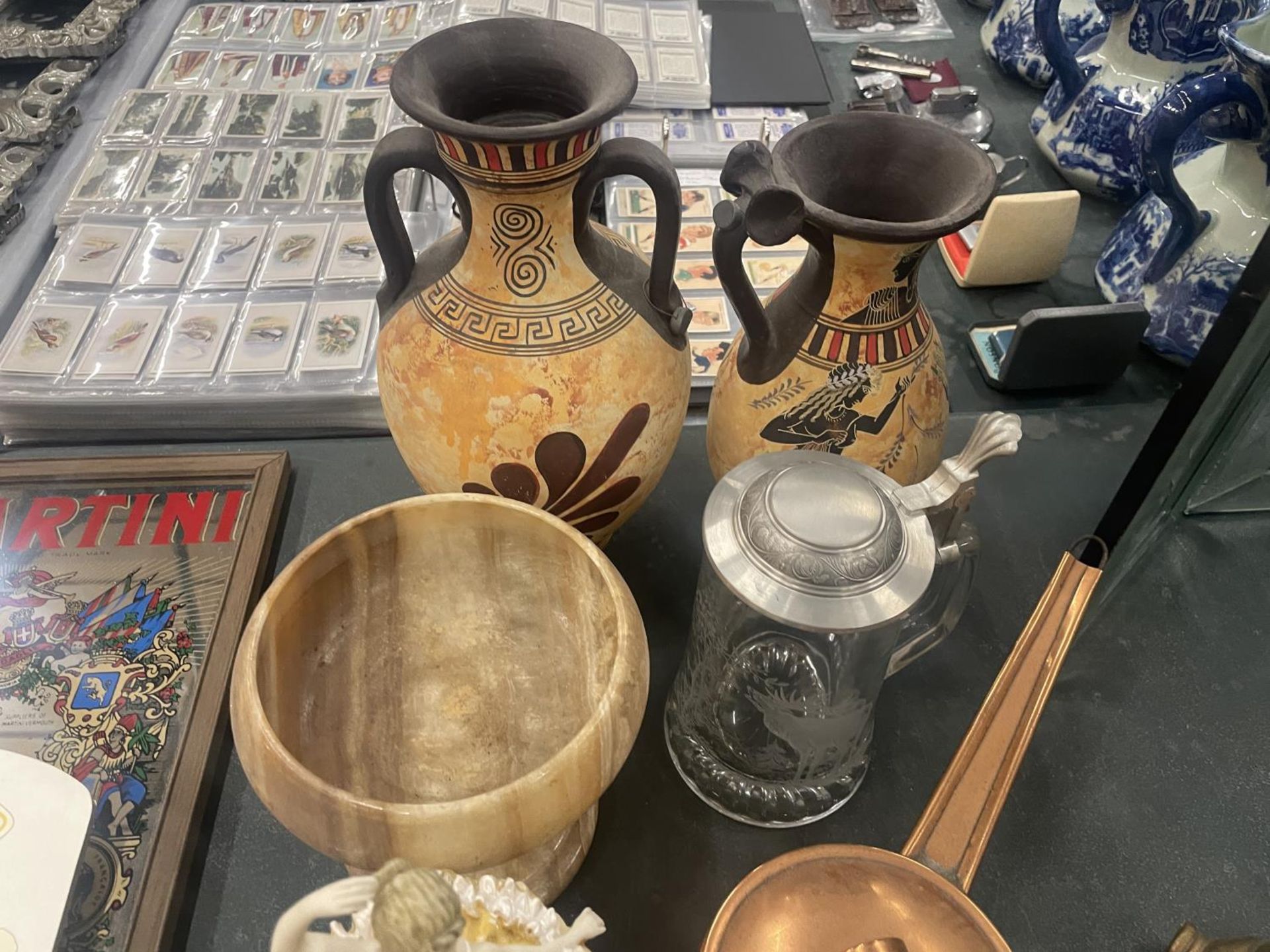 A MIXED LOT TO INCLUDE A VASE AND JUG WITH EGYPTIAN DECORATION, A LIDDED GLASS STEIN WITH ETCHED - Bild 4 aus 4