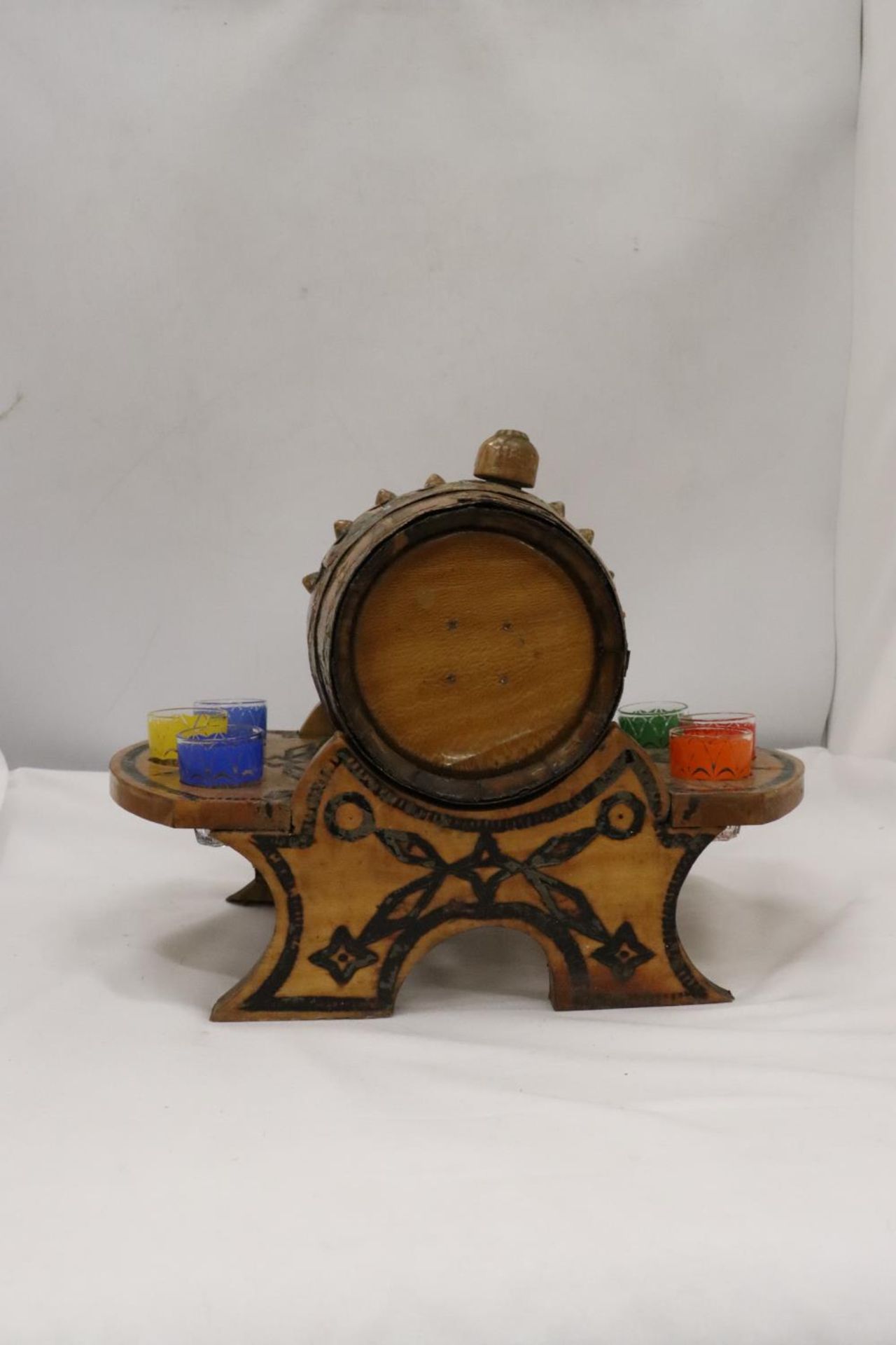 A SMALL VINTAGE BARREL WITH SIX GLASSES - 1 A/F - Image 4 of 7
