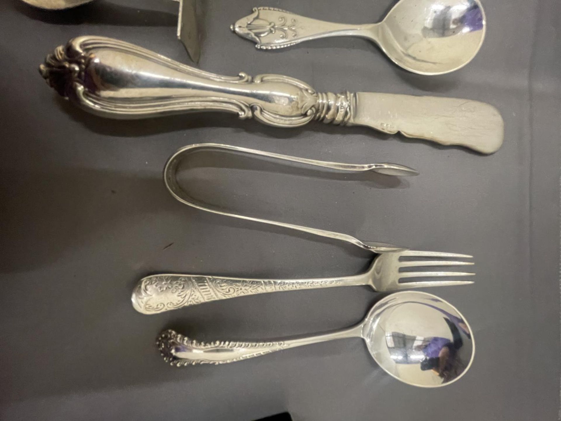 EIGHT VARIOUS MARKED SILVER ITEMS TO INCLUDES SPOONS, NIPS, FORKS ETC GROSS WEIGHT 167 GRAMS - Image 5 of 10