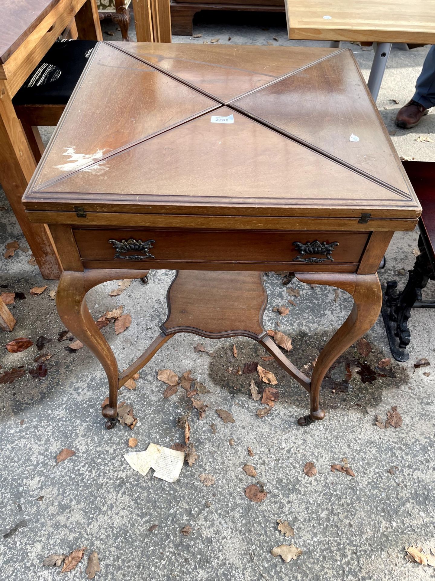 A LATE VICTORIAN MAHOGANY ENVELOPE CARD TABLE WITH SINGLE DRAWER AND UNDER SHELF - Image 2 of 5