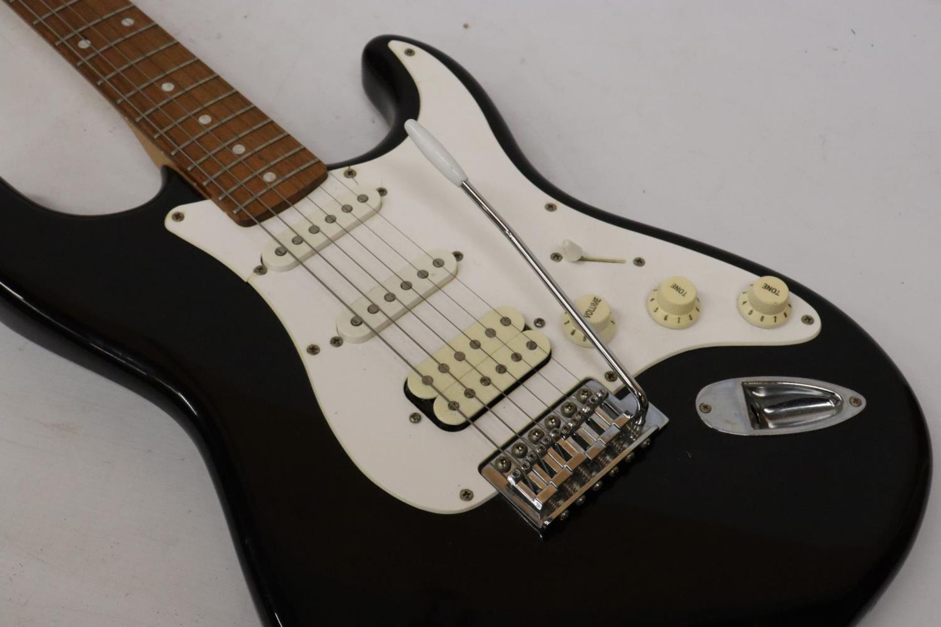A SQUIER STRAT FENDER ELECTRIC GUITAR - Image 4 of 6