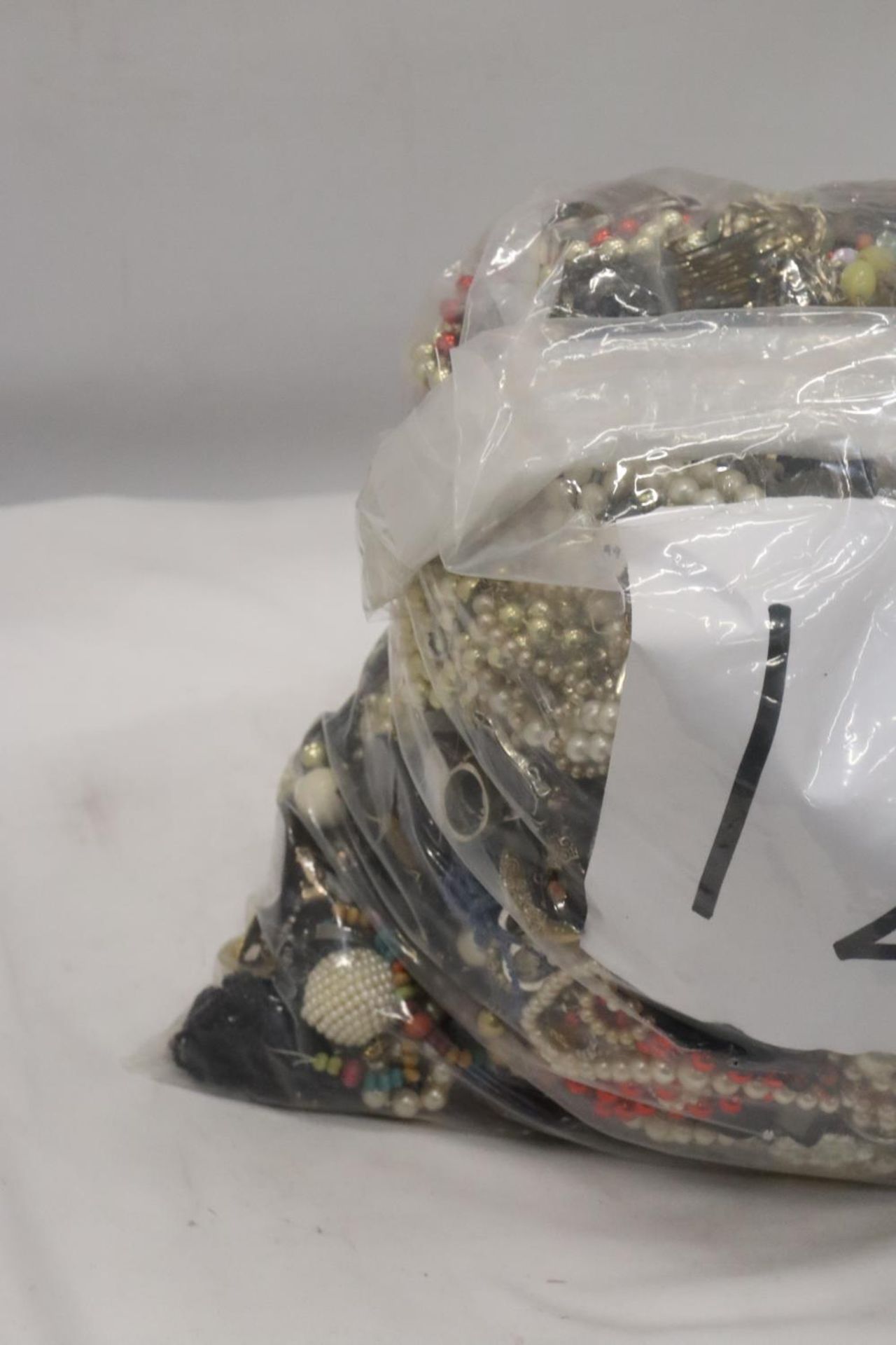 A 12 KG BAG OF ASSORTED VINTAGE COSTUME JEWELLERY - Image 3 of 4