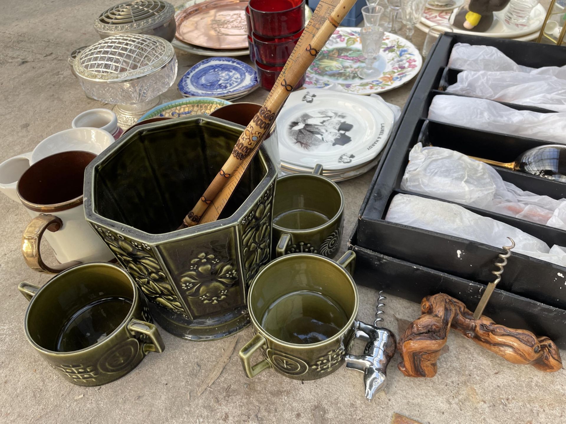 AN ASSORTMENT OF VARIOUS CERAMICS AND GLASSWARE - Image 9 of 10