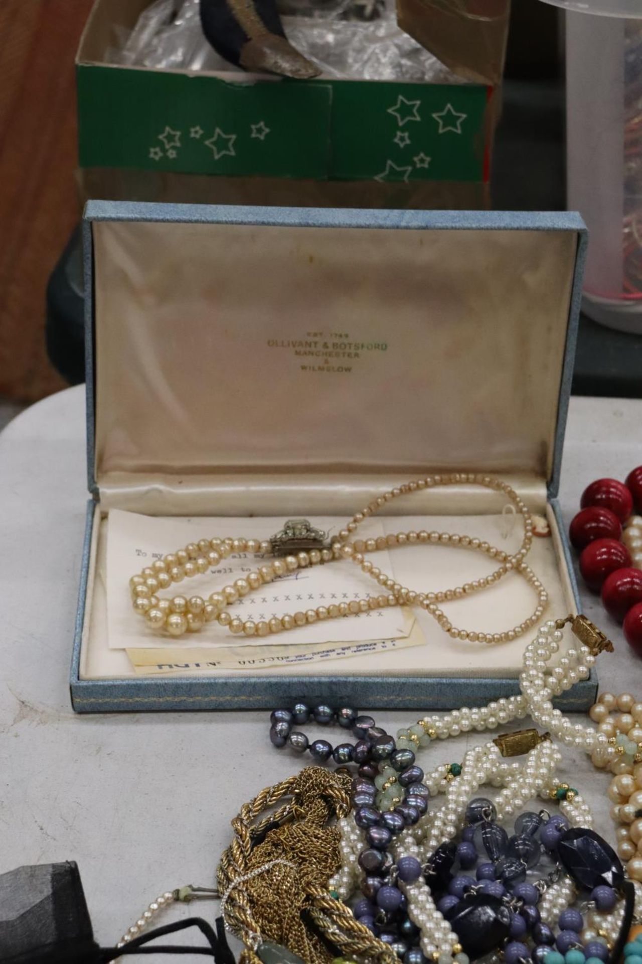 A QUANTITY OF COSTUME JEWELLERY TO INCLUDE BOXED CIRO PEARLS - Image 4 of 7