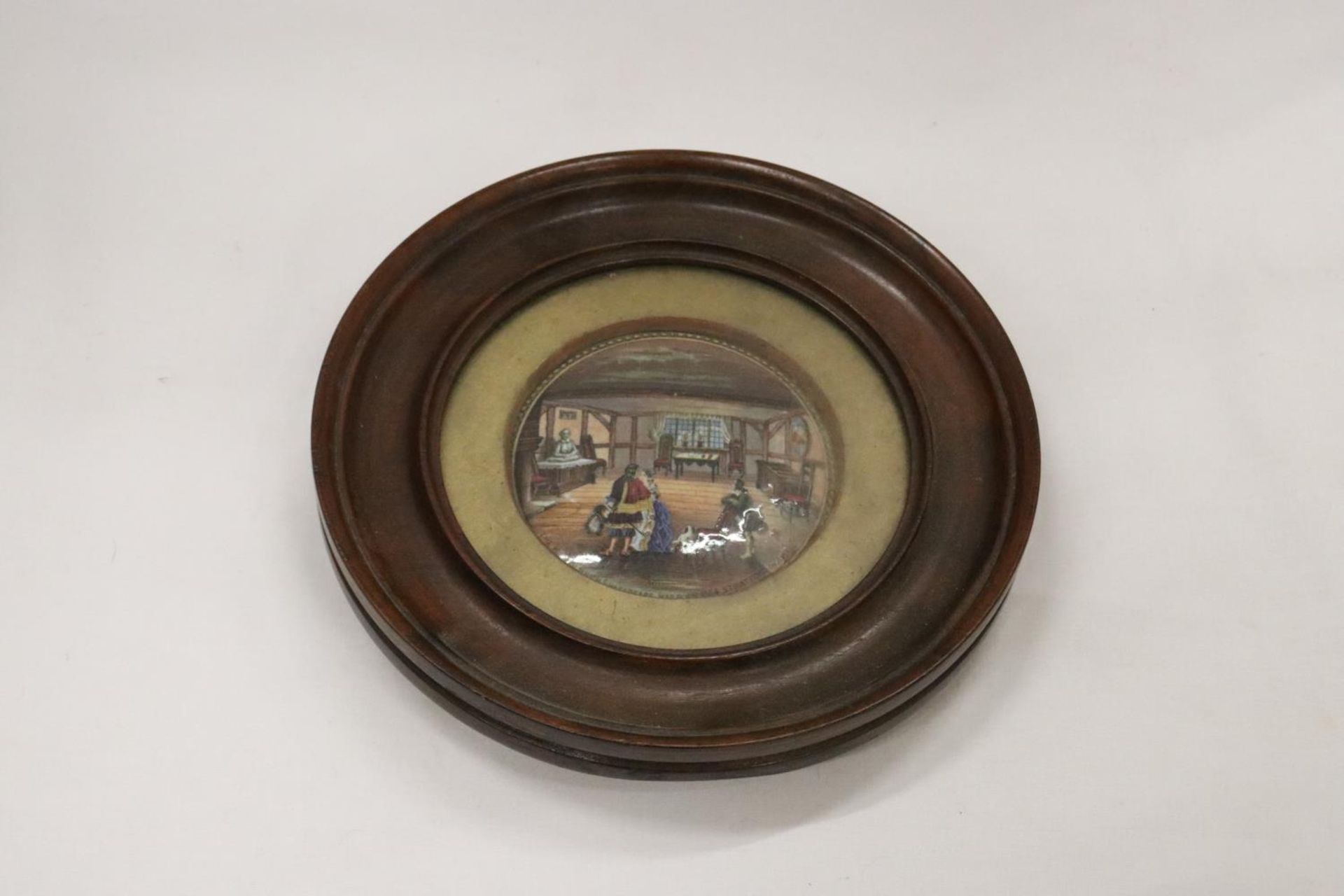 A VINTAGE PRATT WARE LID DEPICTING THE ROOM THAT SHAKESPEARE WAS BORN IN, MOUNTED IN A MAHOGANY