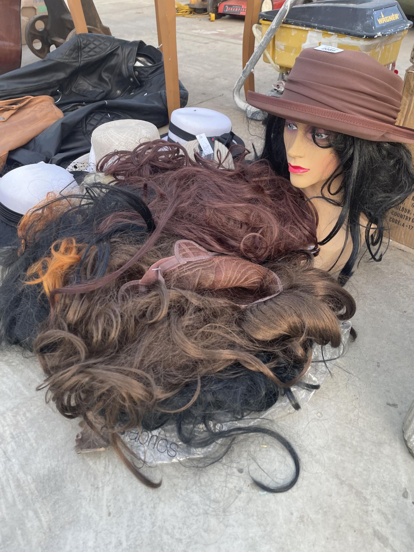 AN ASSORTMENT OF LADIES WIGS AND HATS - Image 3 of 3