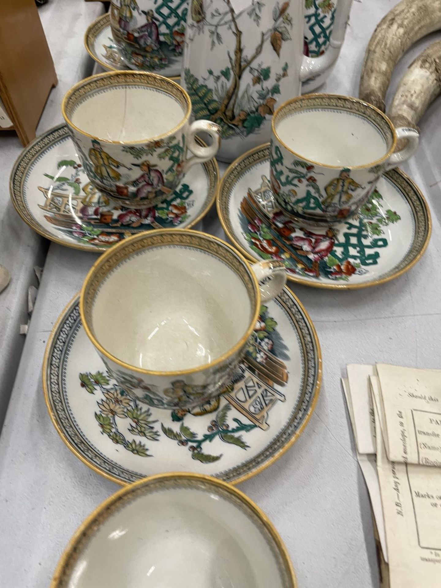 A QUANTITY OF ORIENTAL CUPS AND SAUCERS, JUGS AND PLATES - Image 3 of 6