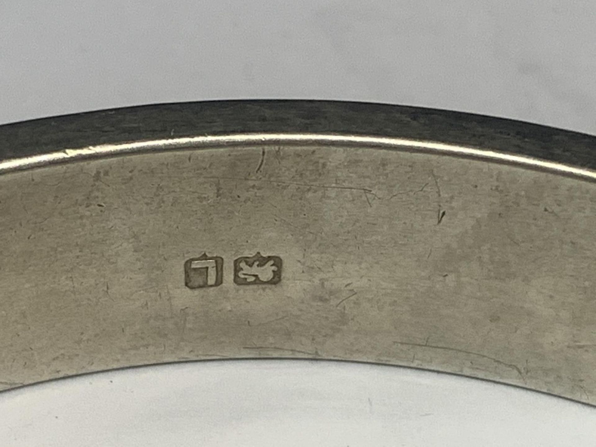 A HALLMARKED CHESTER SILVER BANGLE - Image 3 of 3