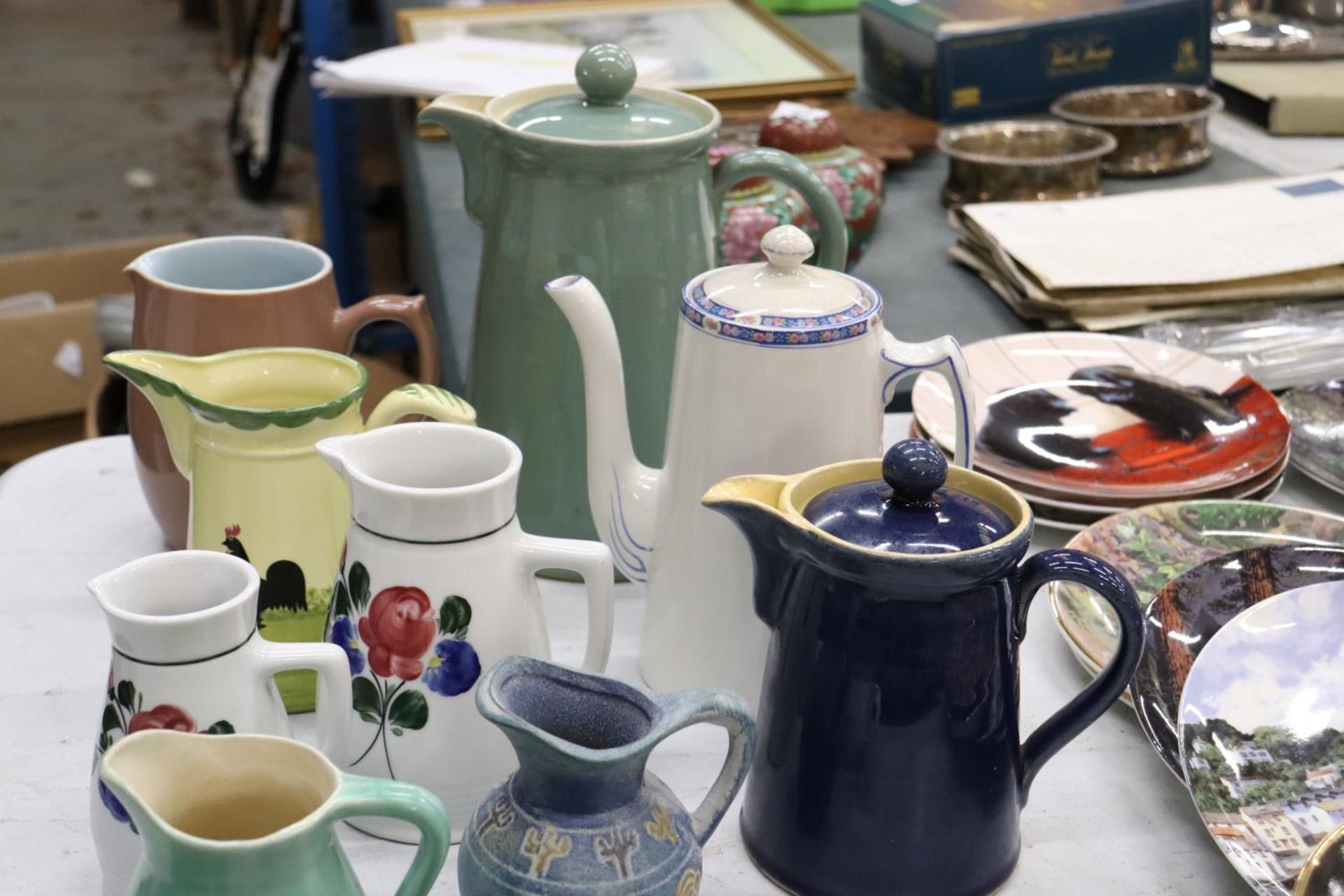 A COLLECTION OF JUGS AND COFFEE POTS TO INCLUDE DENBY, ETC - Image 4 of 5