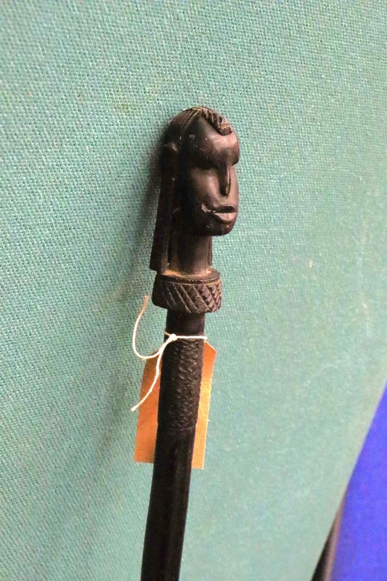 AN AFRICAN HARDWOOD CEREMONIAL SPEAR, LENGTH 100CM - Image 4 of 4
