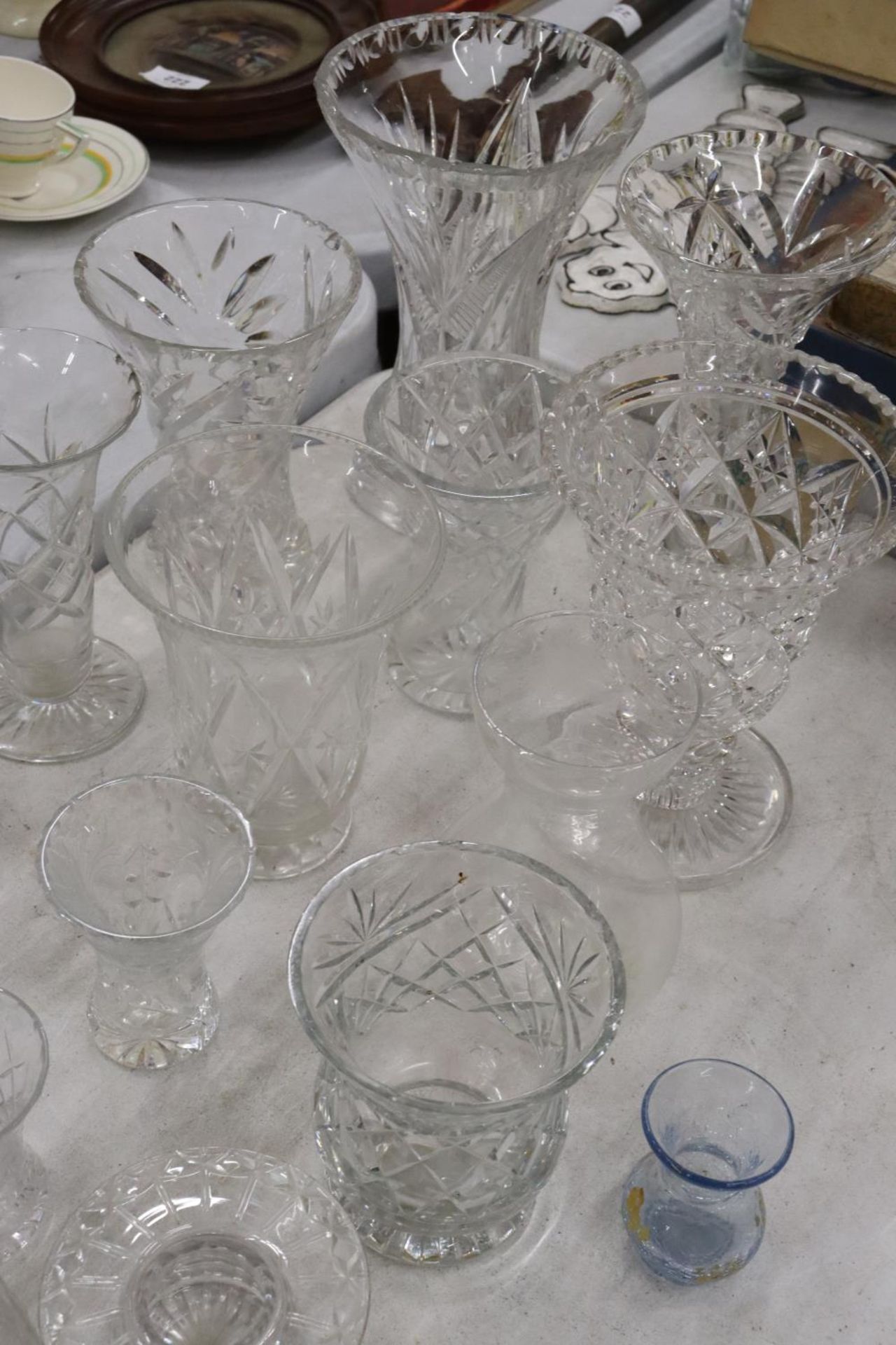 A LARGE QUANTITY OF GLASSWARE TO INCLUDE VASES AND ROSE BOWLS - Image 6 of 6