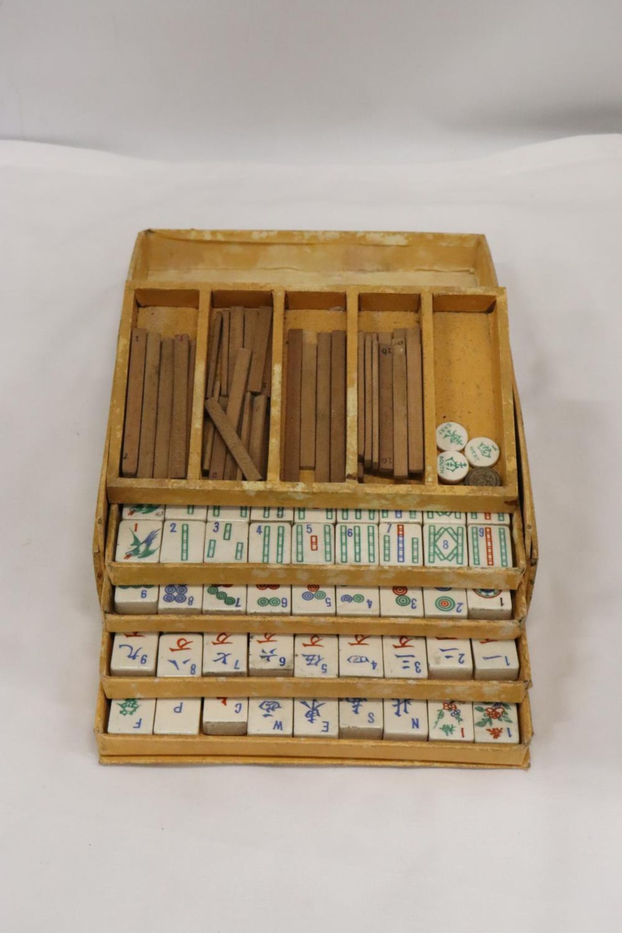 A VINTAGE MAH-JONG SET WITH INSTRUCTION BOOK