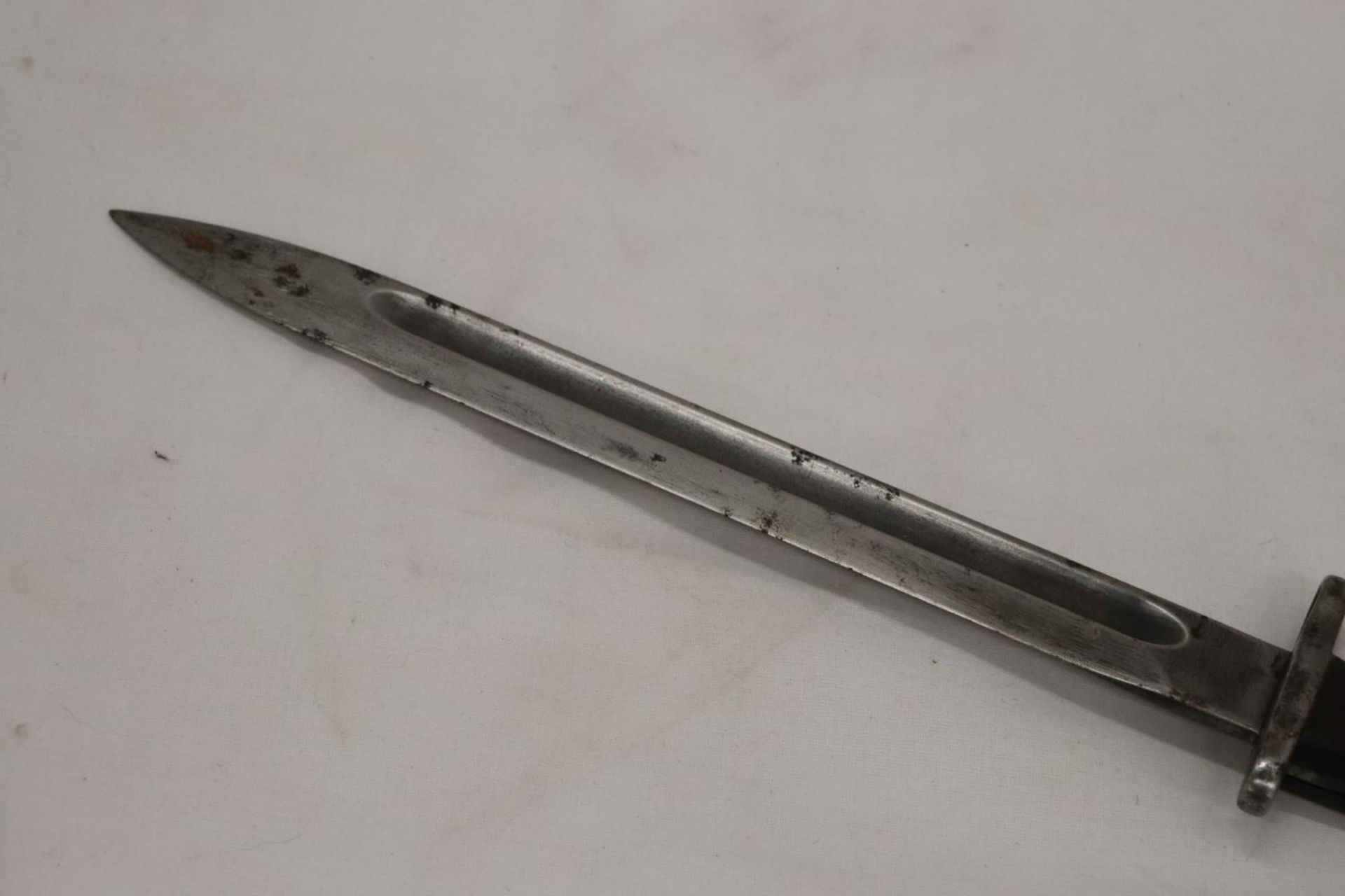 A MILITARY BAYONET - Image 3 of 4