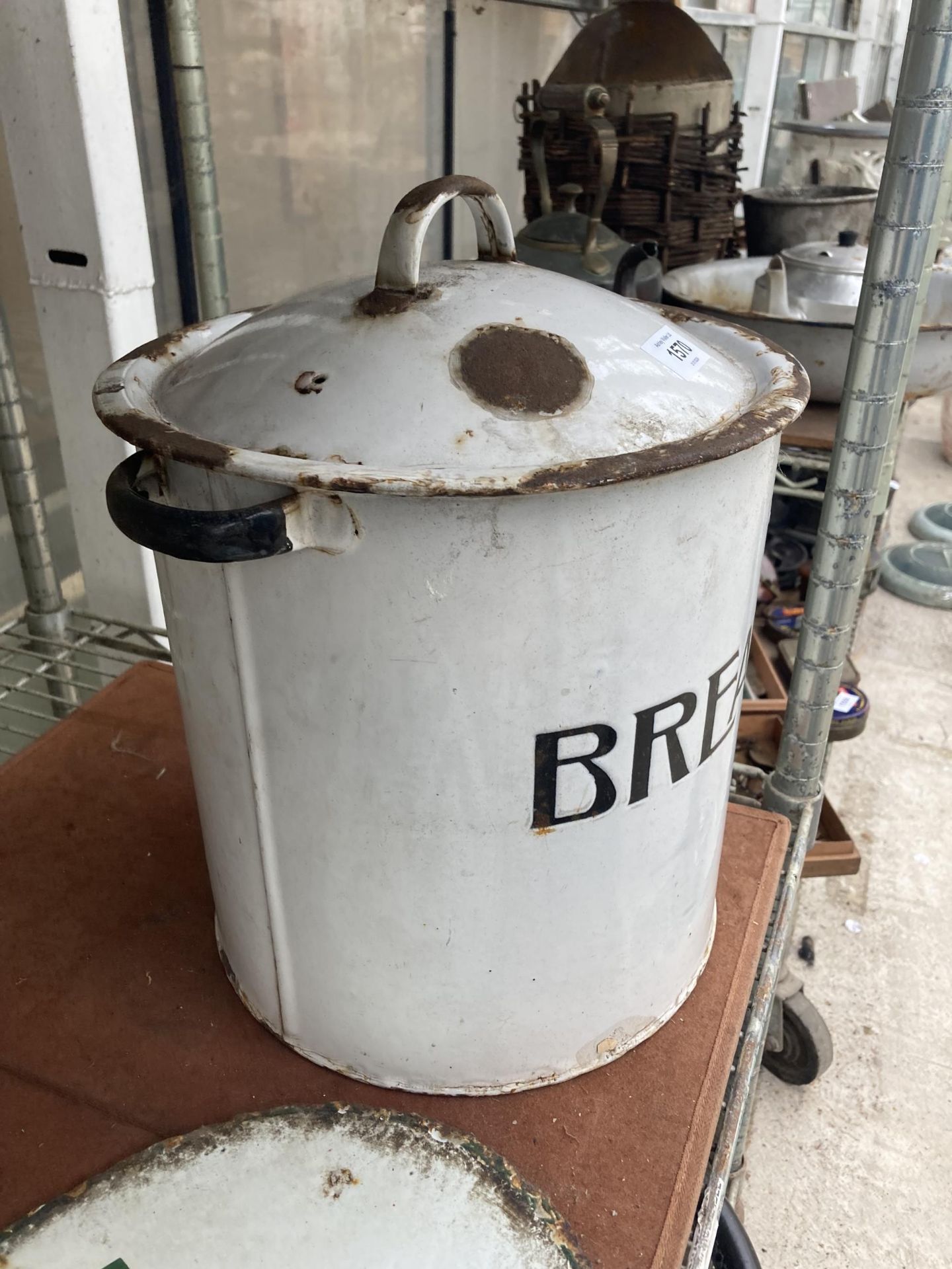 A WHITE VINTAGE ENAMEL BREAD BIN WITH LID - Bild 2 aus 2