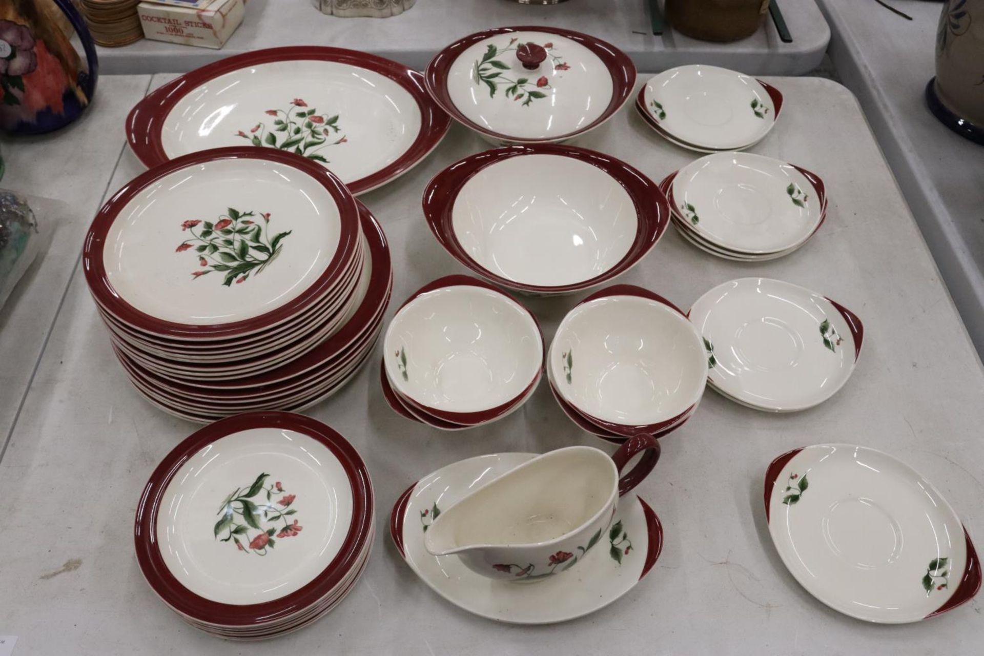 A QUANTITY OF WEDGWOOD 'MAYFIELD DINNER WARE TO INCLUDE VARIOUS SIZES OF PLATES, SERVING BOWLS,