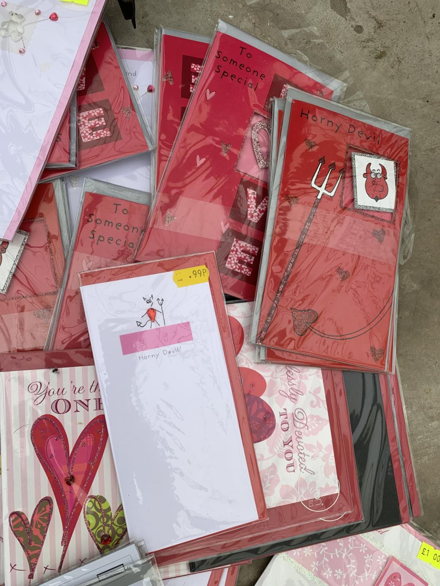 AN ASSORTMENT OF VARIOUS AS NEW VALENTINES GREETINGS CARDS - Image 4 of 4