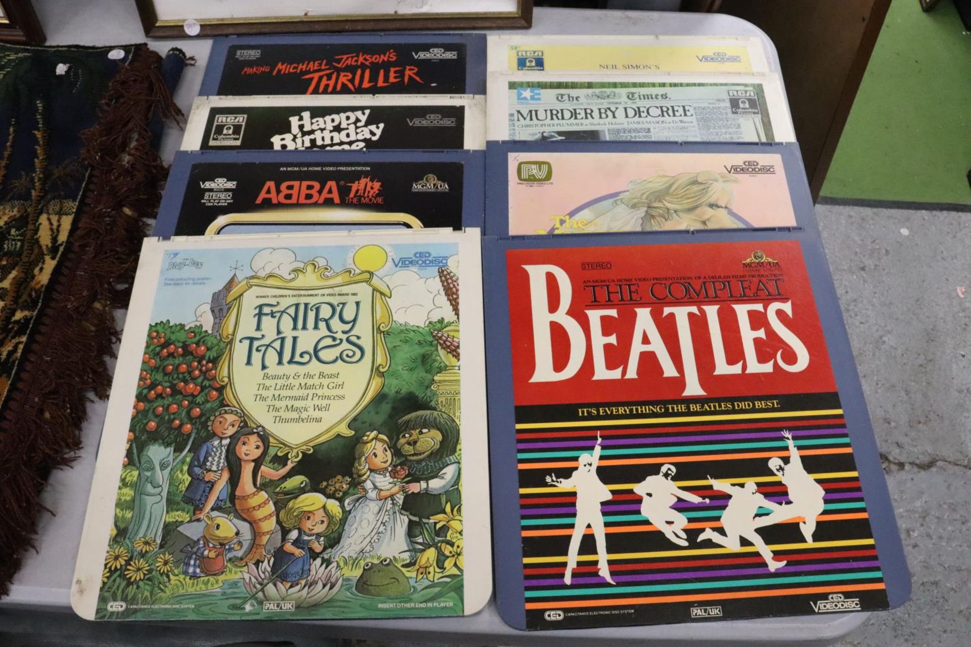A COLLECTION OF VINTAGE VIDEO DISCS TO INCLUDE THE MUPPET MOVIE, THE COMPLEAT BEATLES, FAIRY