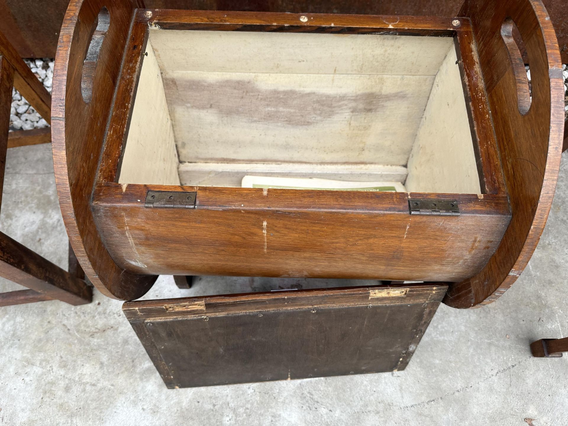 AN ART DECO MAHOGANY PIANO STOOL WITH CIRCULAR ENDS AND HINGED SEAT - Image 4 of 4