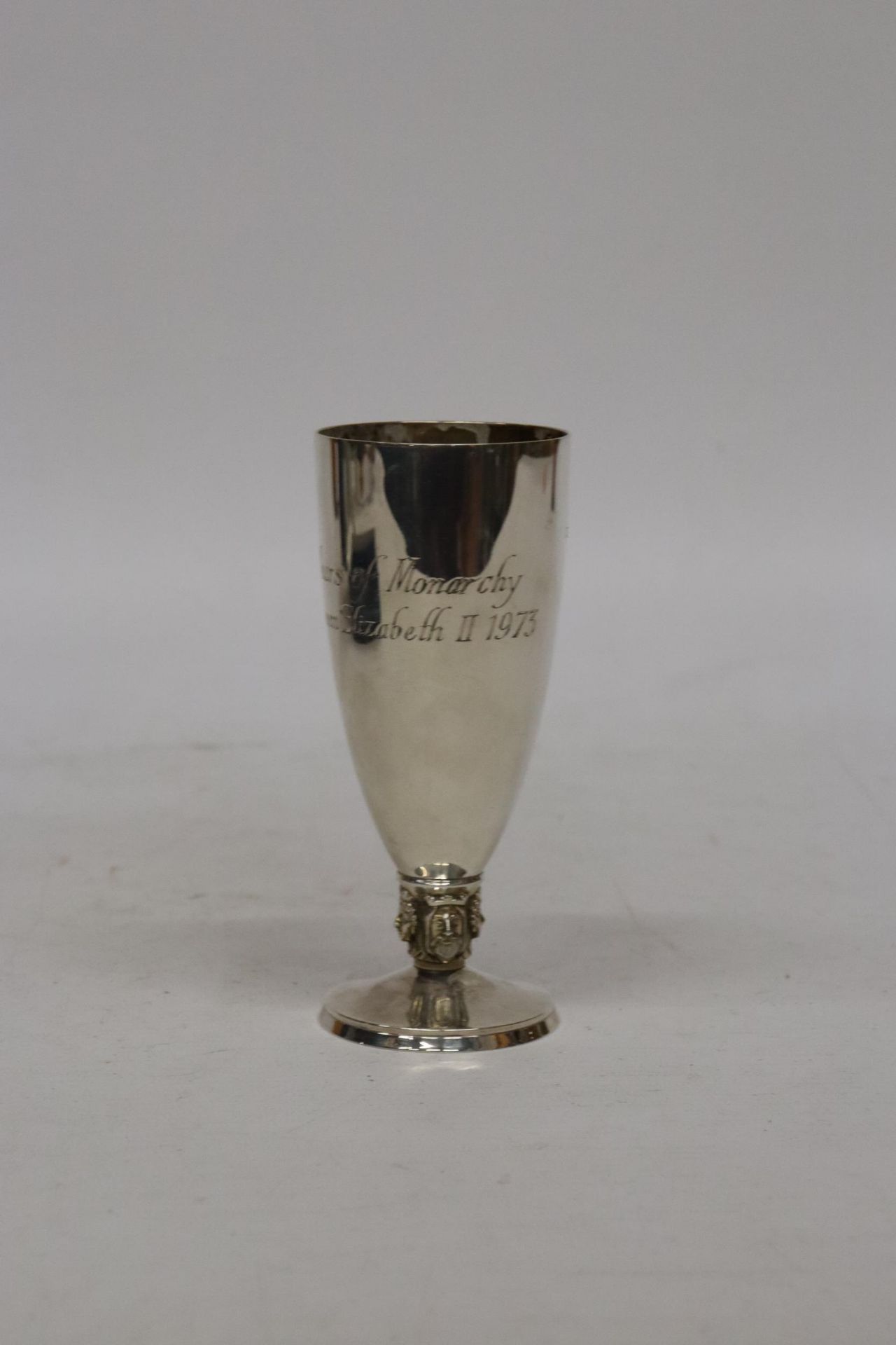 A CASED HALL MARKED SILVER GOBLET COMMERATING 100 YEARS OF MONARCHY - WEIGHT 171 GRAM - Image 3 of 5