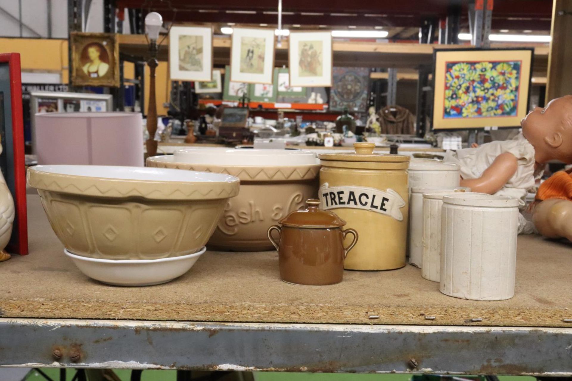 A QUANTITY OF STONEWARE ITEMS TO INCLUDE MASON CASH BOWLS, HARTLEYS JARS, A LIDDED TREACLE POT, ETC