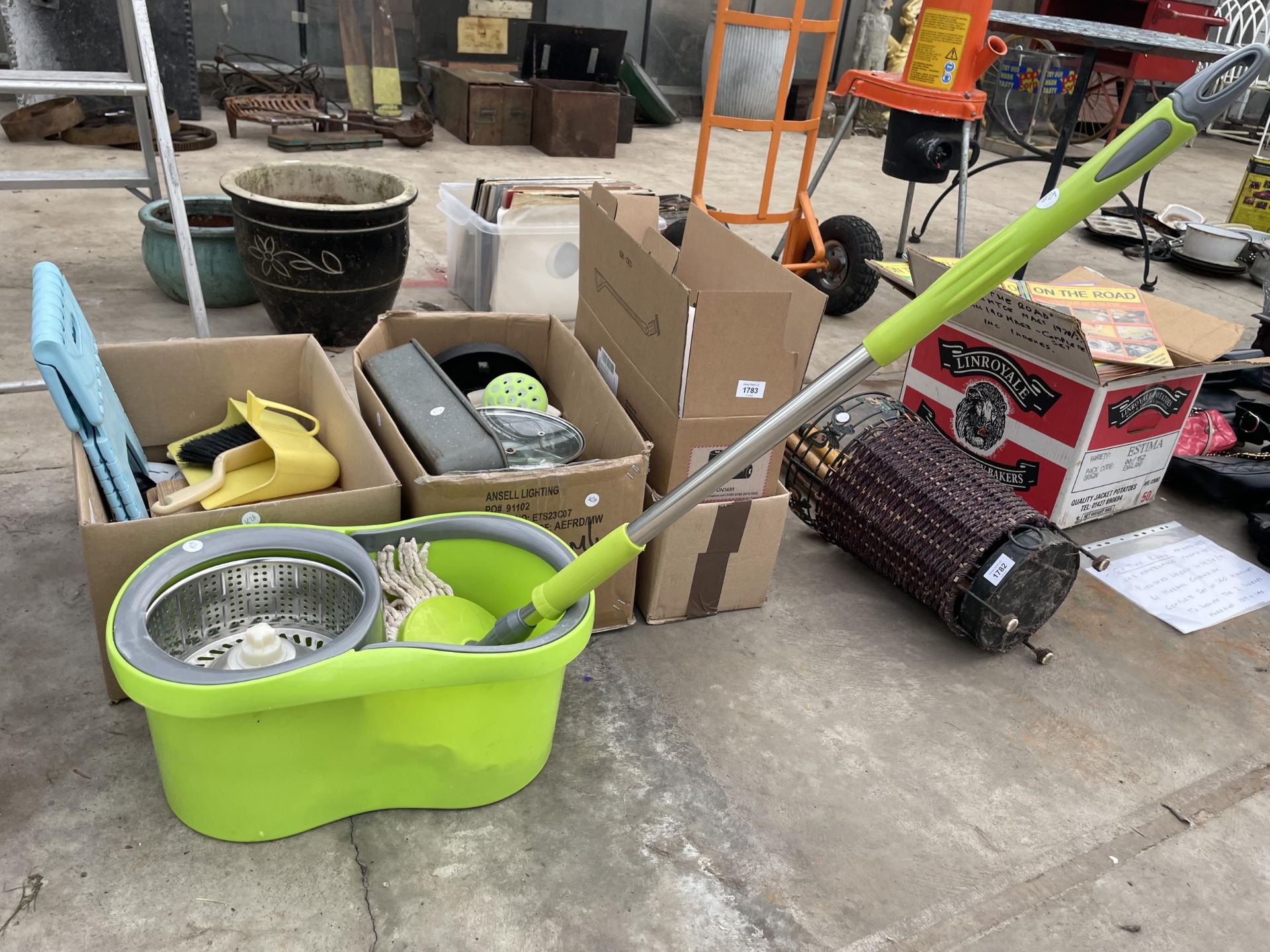 AN ASSORTMENT OF KITCHEN ITEMS TO INCLUDE PANS, WOODEN PLACE MATS AND A NEW AND BOXED - Image 2 of 4