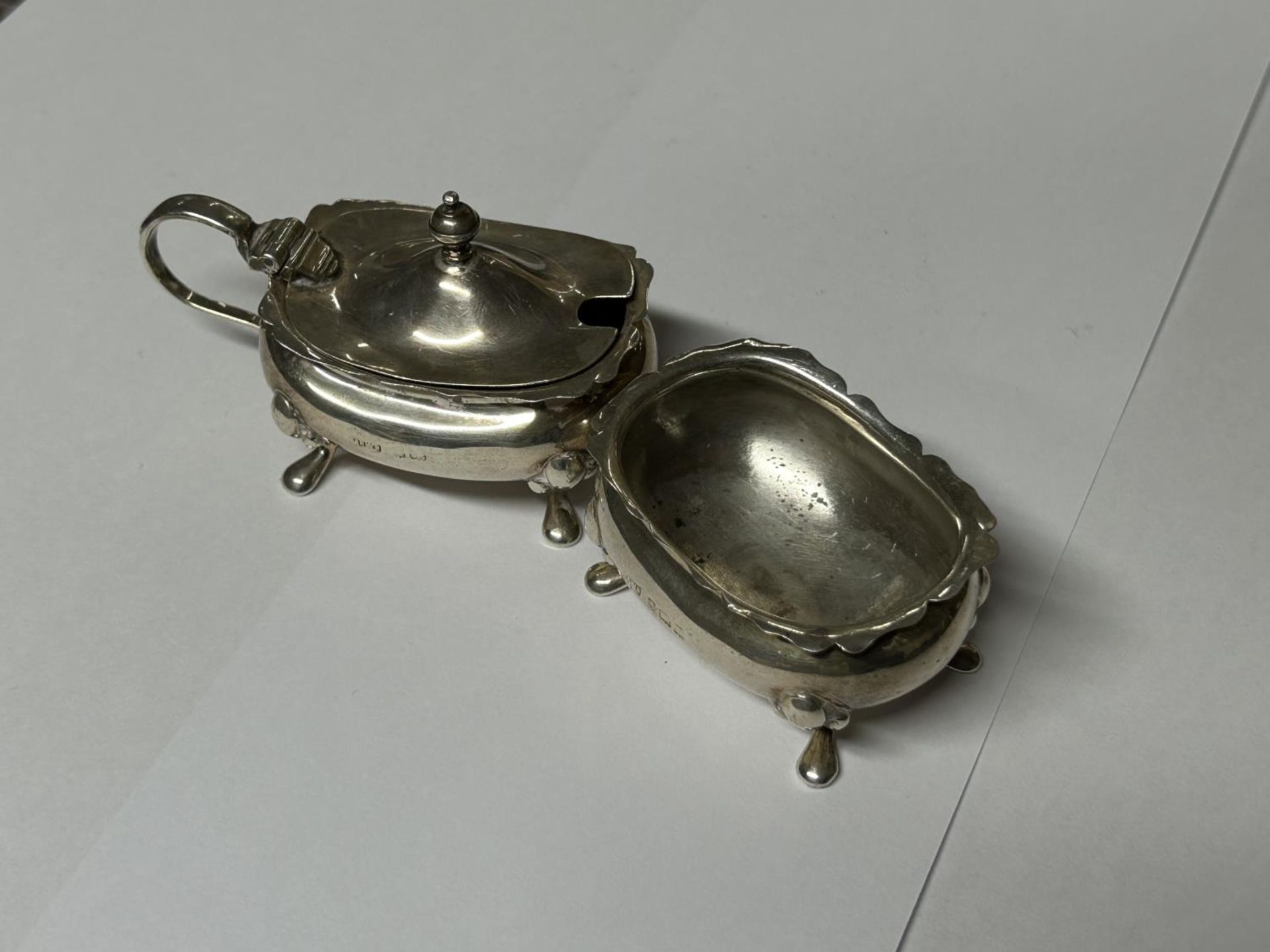 A PAIR OF MAPPIN & WEBB HALLMARKED BIRMINGHAM SILVER SALTS, WEIGHT 63.79 GRAMS (NO GLASS LINER) - Image 3 of 4