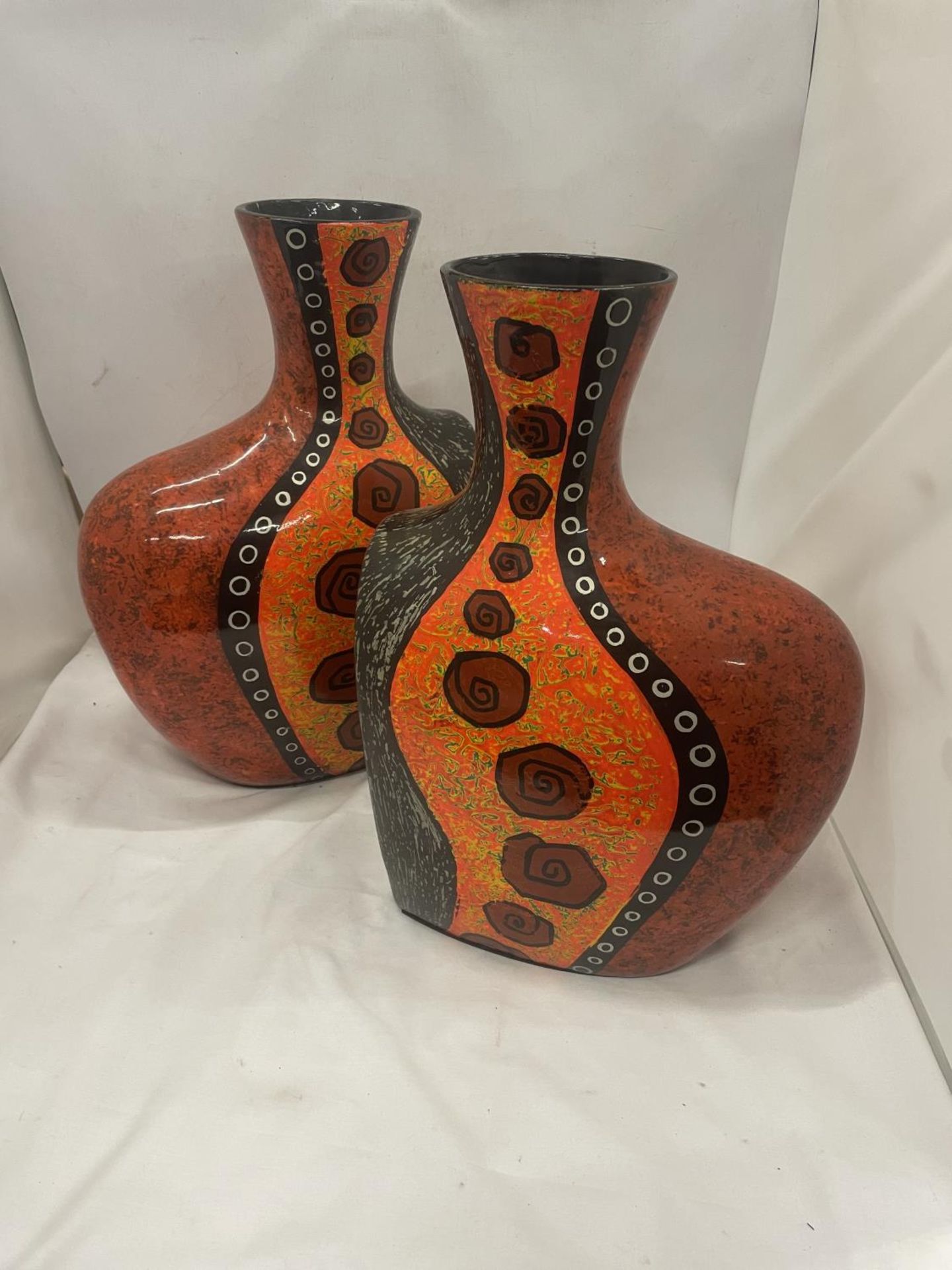 A PAIR OF TALL STUDIO POTTERY VASES - Image 2 of 6