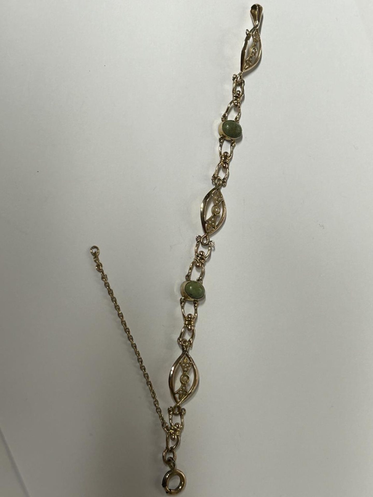 A VINTAGE 9CT YELLOW GOLD, JADE AND PEARL BRACELET WITH SAFETY CHAIN GROSS WEIGHT 6.35 GRAMS, LENGTH