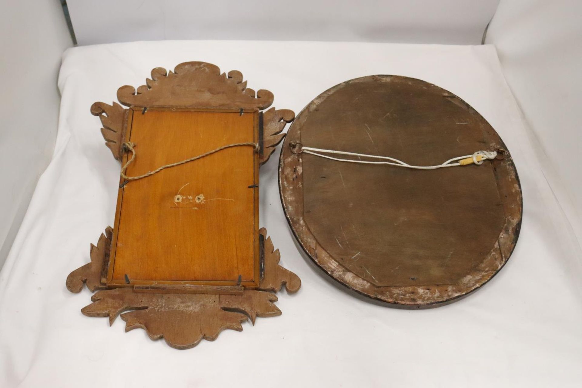 TWO VINTAGE WALL MIRRORS WITH CARVED WOODEN FRAMES, ONE OVAL, 28CM X 33CM, THE OTHER, RECTANGULAR - Bild 4 aus 5
