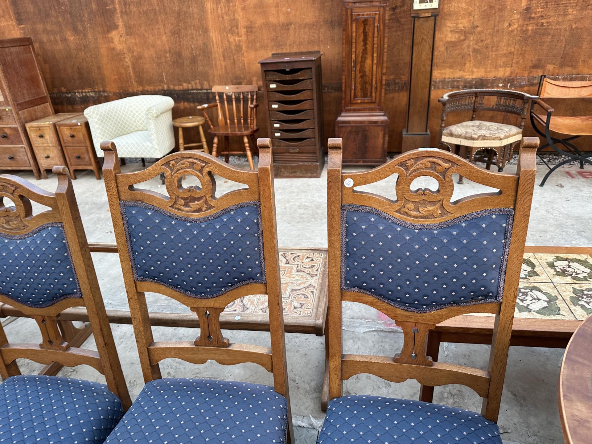 A SET OF FOUR ART NOUVEAU DINING CHAIRS ON TURNED FRONT LEGS - Image 2 of 5