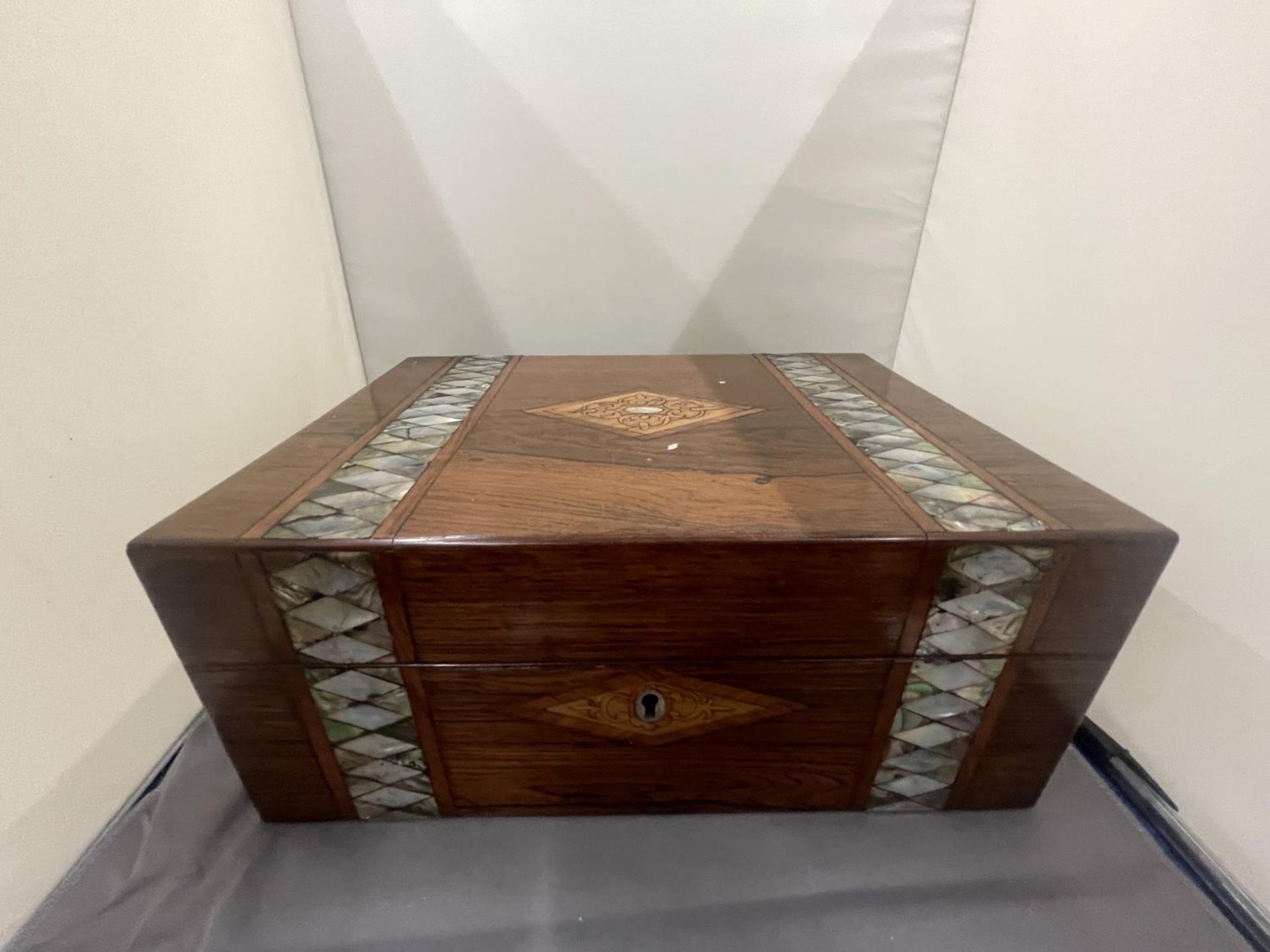 A MOTHER OF PEARL INLAID BOX WITH KEY AND LINED LID - Bild 2 aus 6