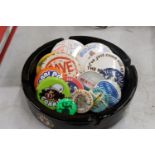 AN ASHTRAY CONTAINING 1970'S PIN BUTTON BADGES