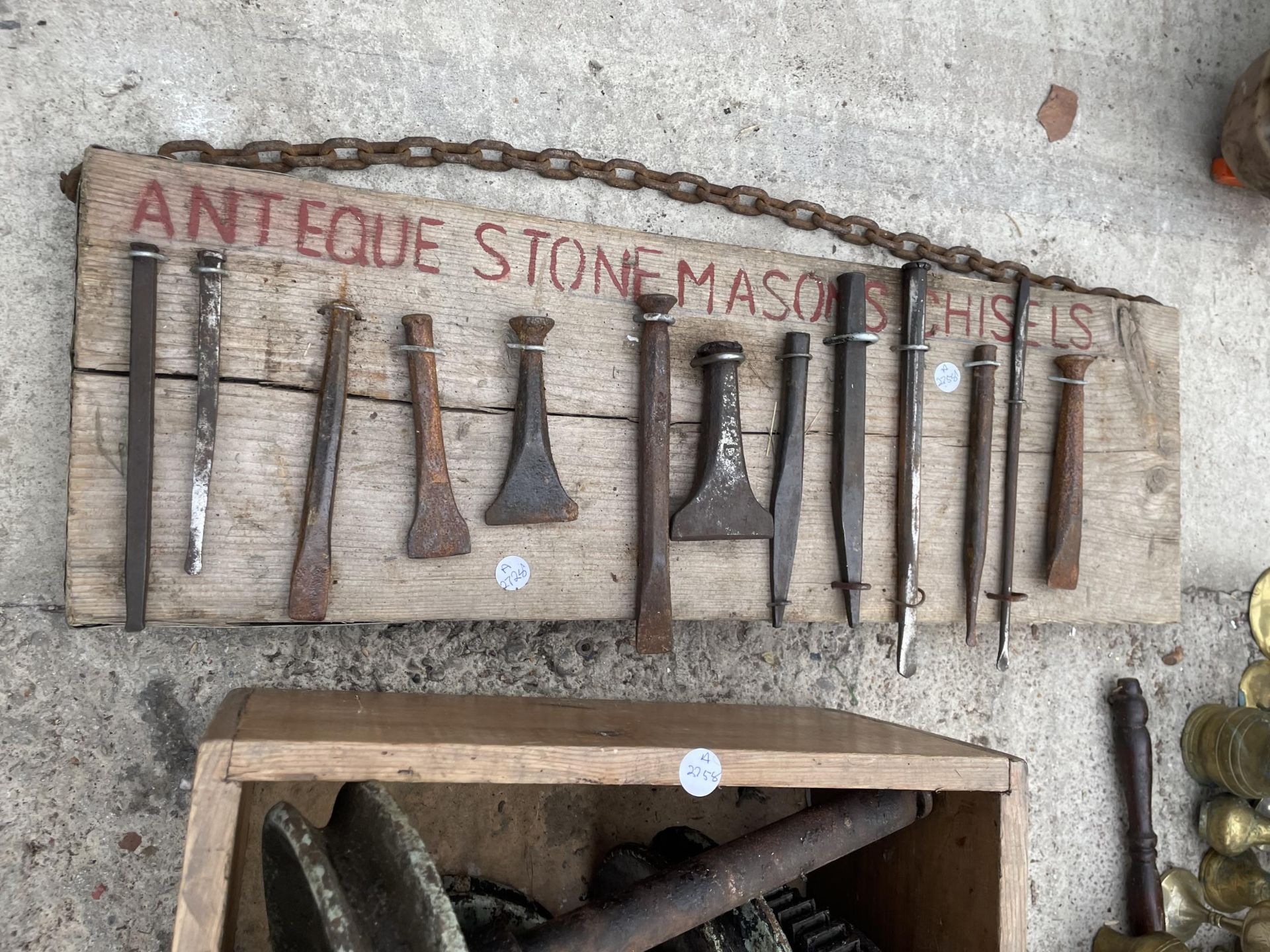 AN ASSORTMENT OF VINTAGE TOOLS TO INCLUDE PULLEY WHEELS, AND STONE MASONS CHISELS ETC - Image 3 of 4