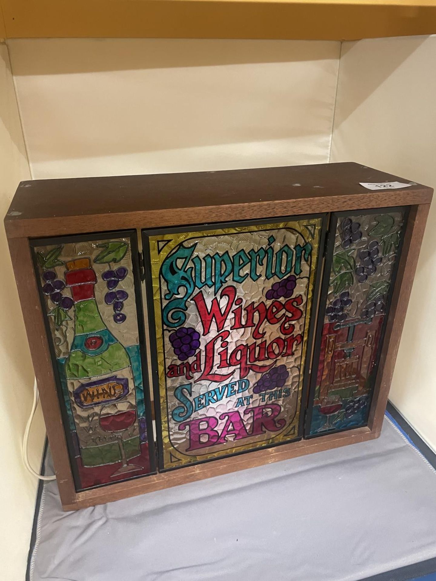 A WOODEN LIGHT BOX WITH COLOURED GLASS AND A WINE DESIGN, HEIGHT 29CM, WIDTH 34CM, DEPTH 13CM