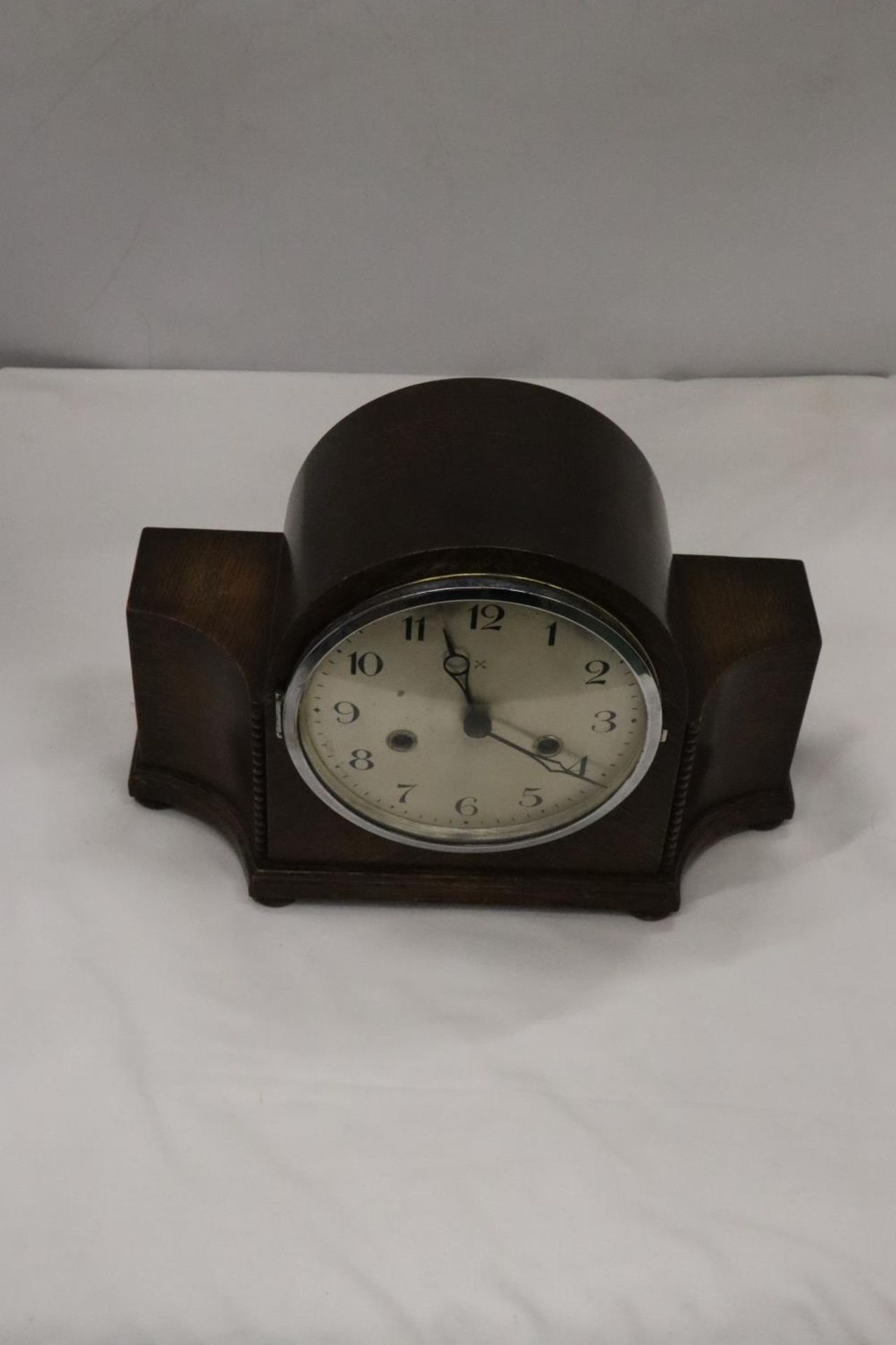 A VINTAGE GERMAN MANTLE CLOCK IN WORKING ORDER AT CATALOGUING, NO WARRANTY GIVEN - Image 2 of 6