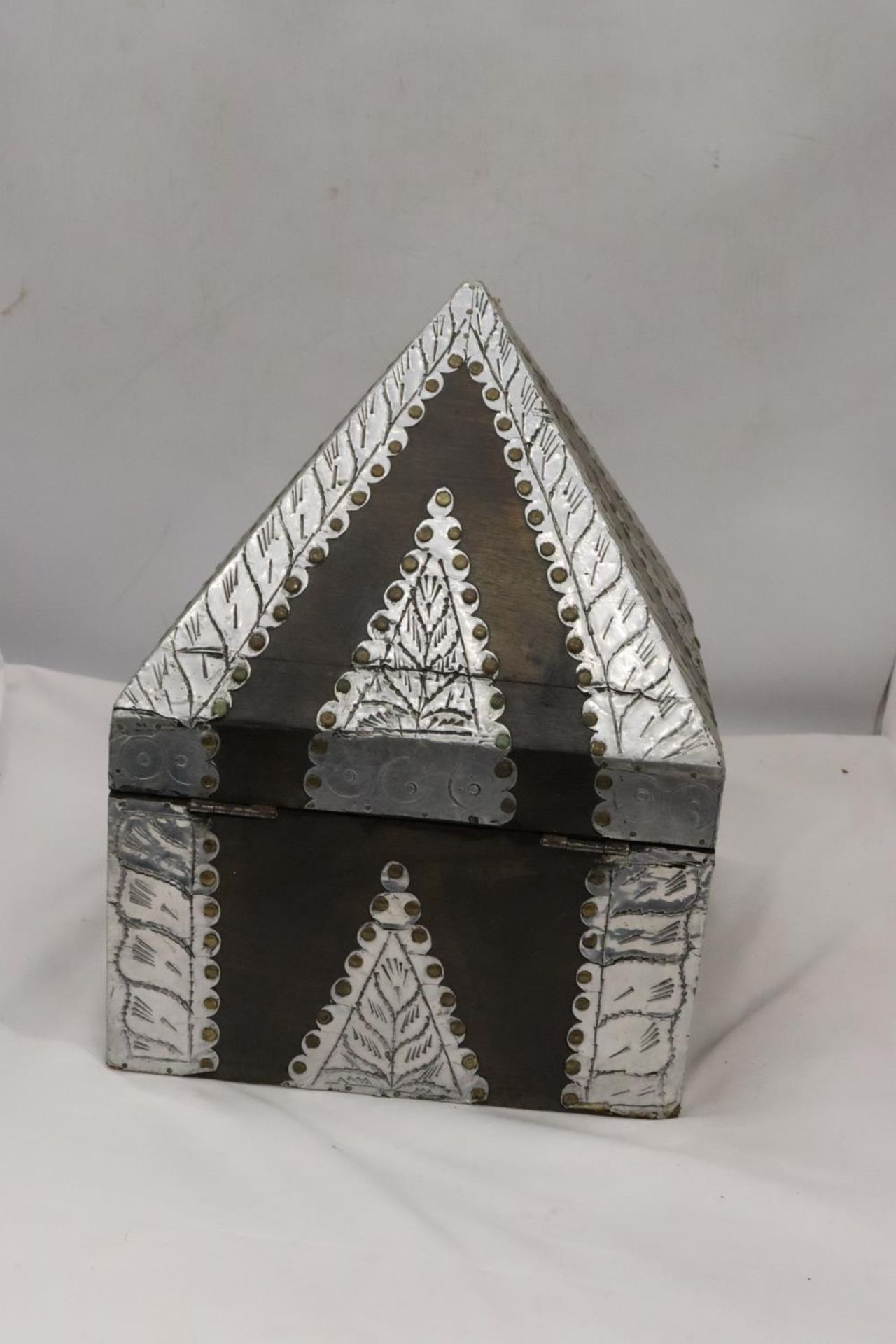 A VINTAGE WOOD AND METAL PYRAMID SHAPED BOX, HEIGHT 38CM - Image 4 of 5