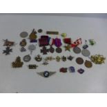 A LARGE COLLECTION OF MEDALS AND ASSORTED MILITARY BADGES, TO INCLUDE WORLD WAR I WAR MERIT CROSS,