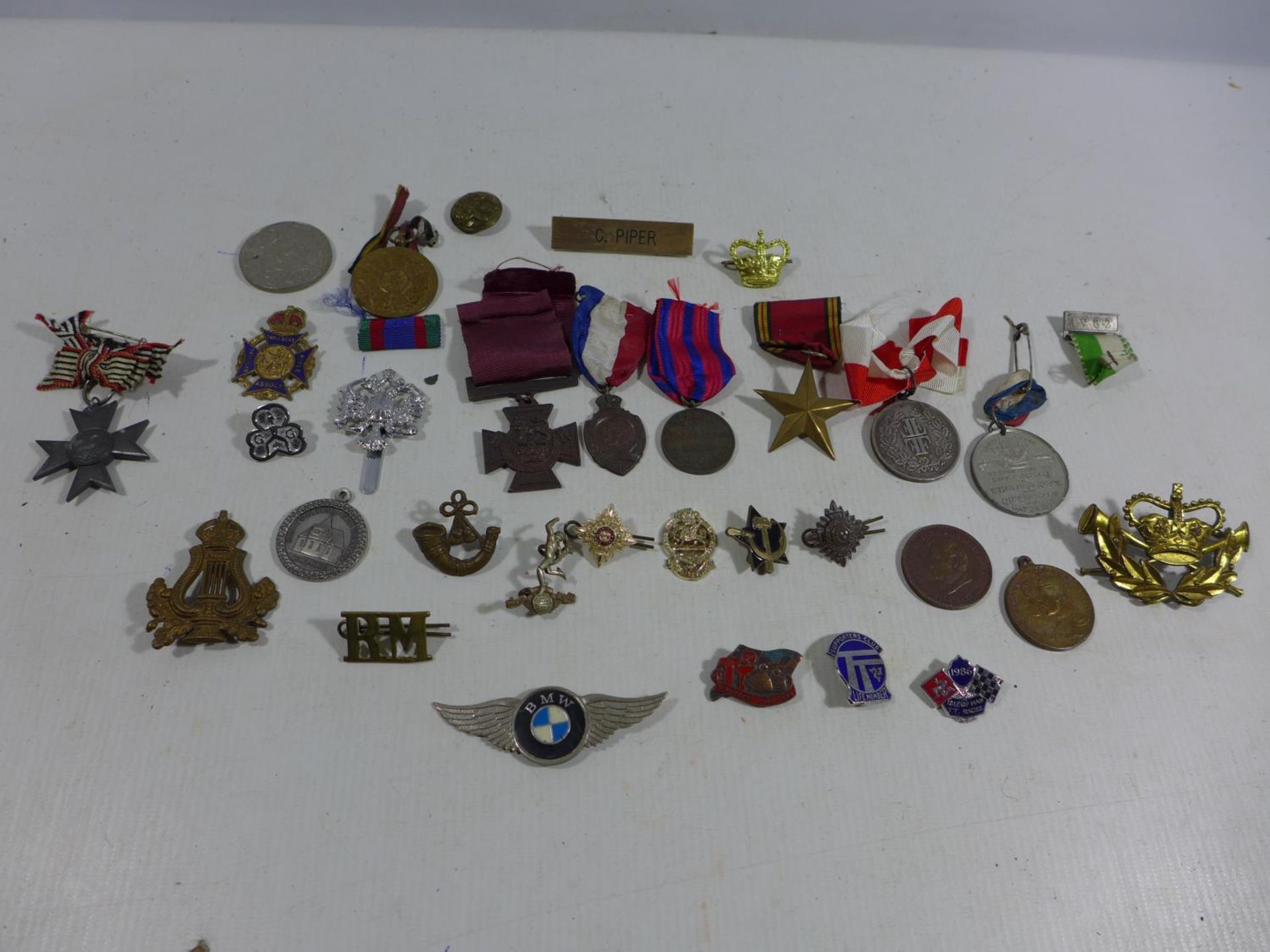 A LARGE COLLECTION OF MEDALS AND ASSORTED MILITARY BADGES, TO INCLUDE WORLD WAR I WAR MERIT CROSS,