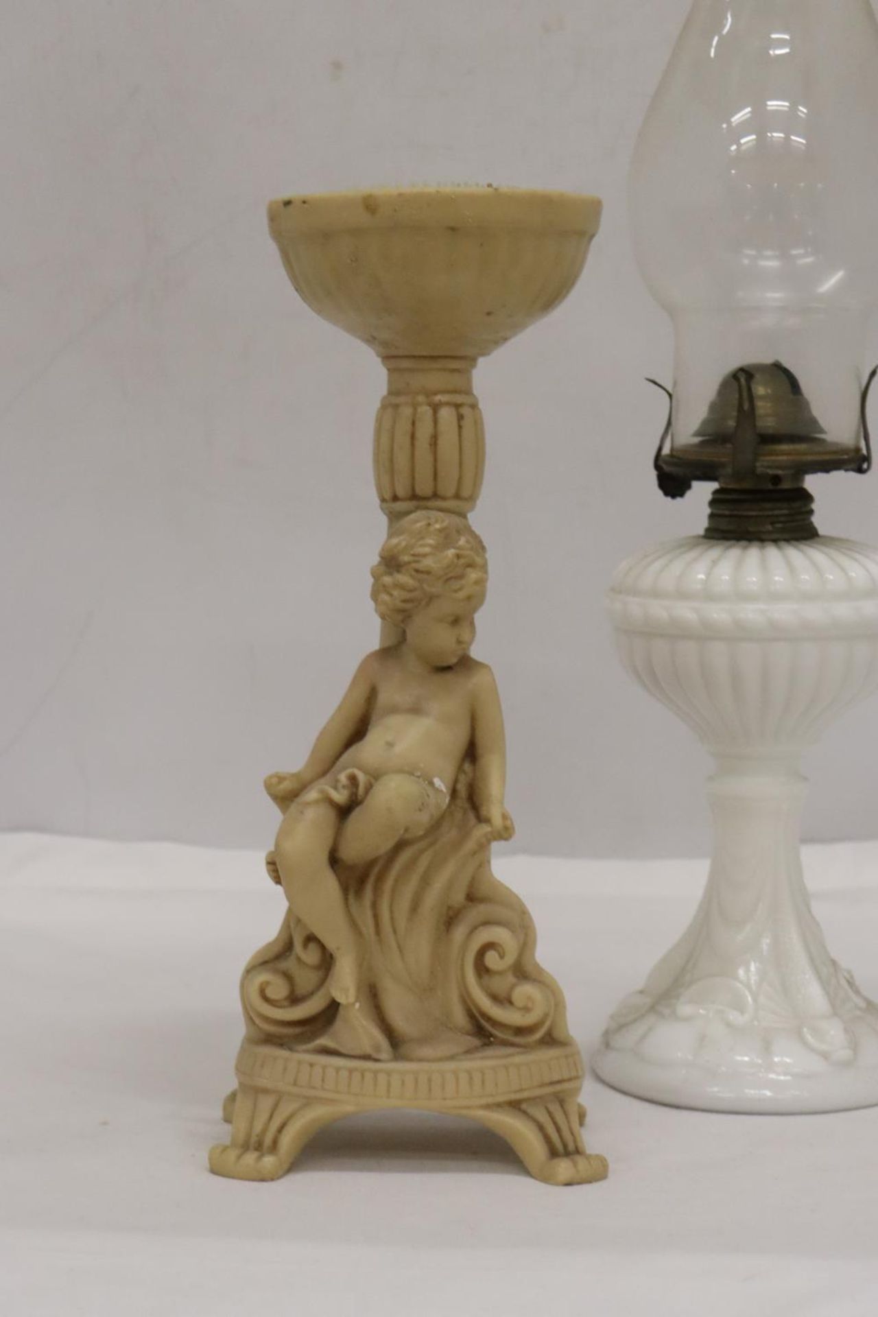 A WHITE BASED GLASS FLUTED SHADE OIL LAMP AND A CHERUB DESIGN FLOWER ARRANGIMG STAND - Image 2 of 5